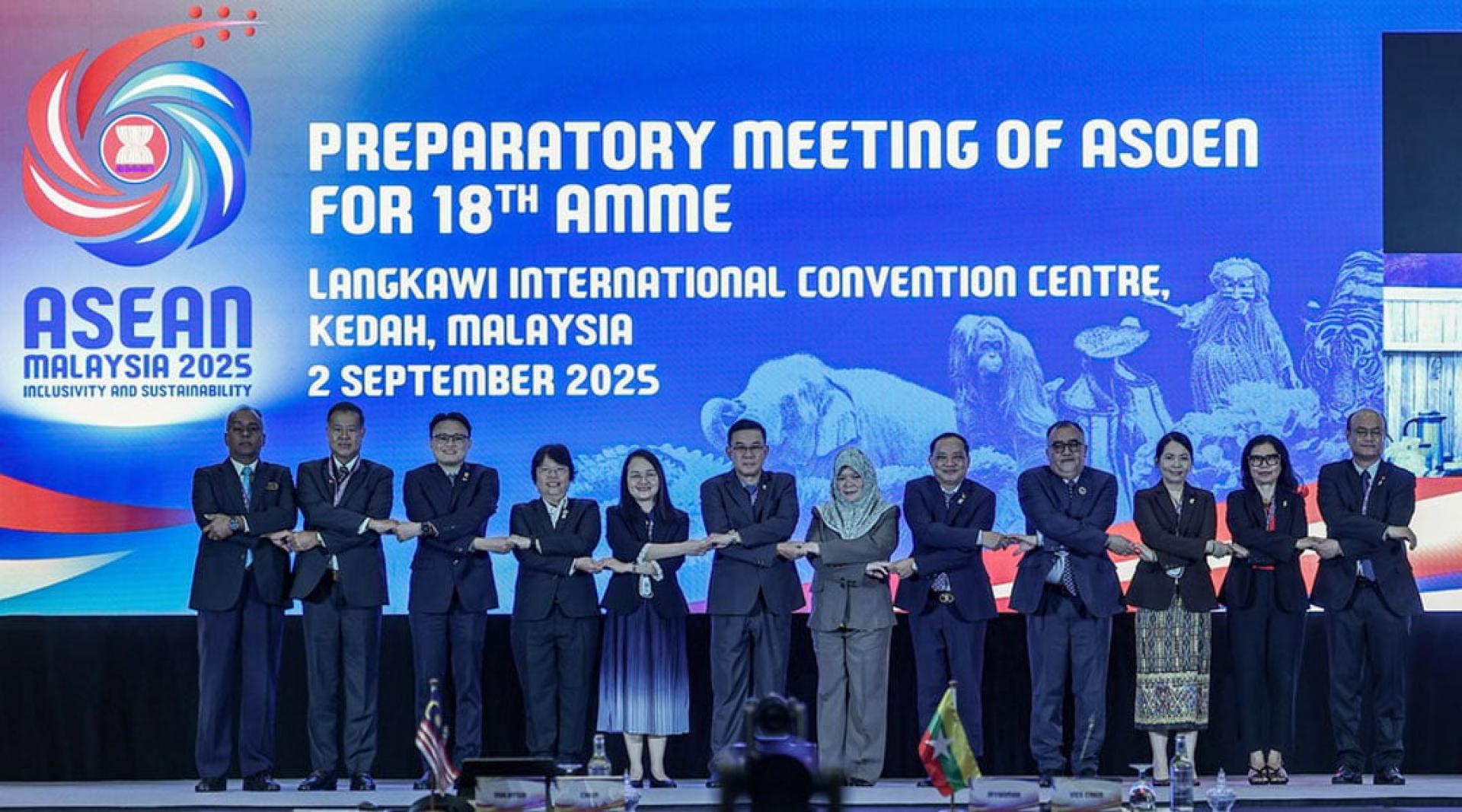 晋都（左6）周二在浮罗交怡国际会议中心举行的第18届东盟环境部长级会议期间，与东盟环境高级官员会议的代表和代表团成员合影。
