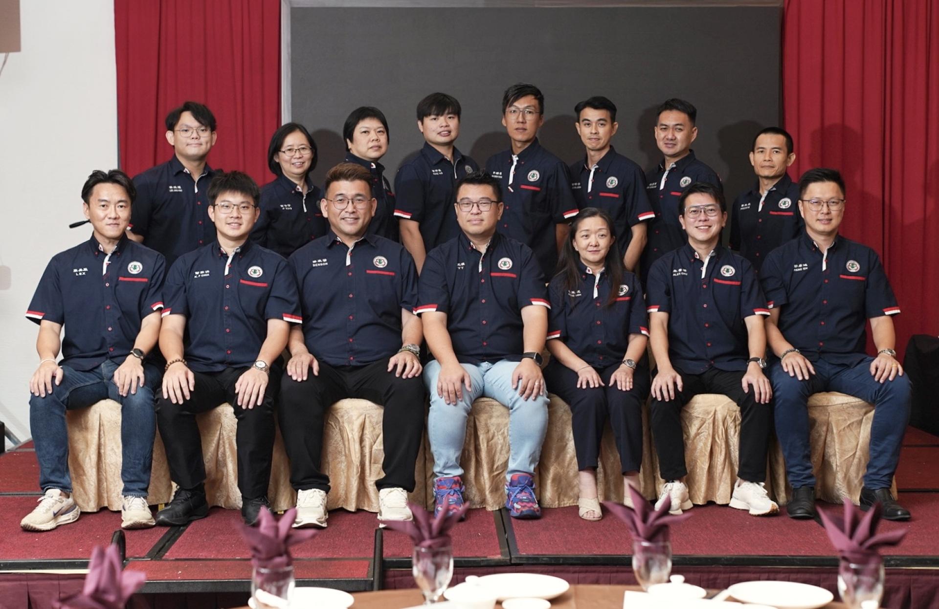 新届理事在就职典礼上合影。坐者右四为会长张元德。