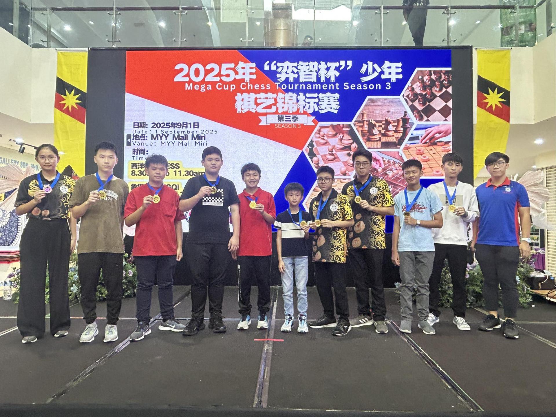 U18象棋优胜者大合照。