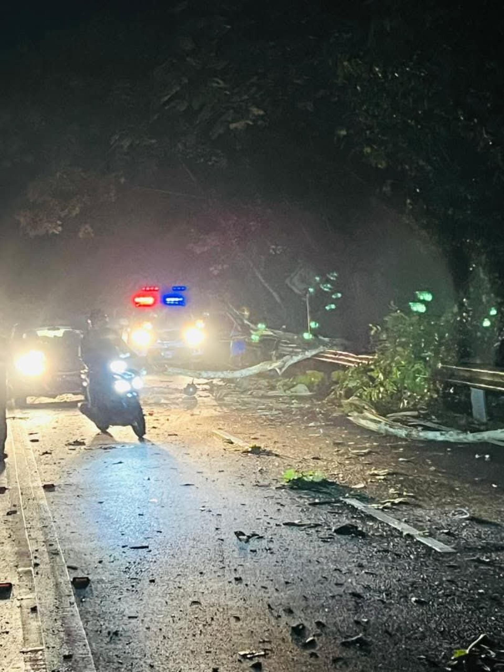 警察闪避倒下的大树不遂，发生车祸身亡事故事发，当局事后派人到场提供援助