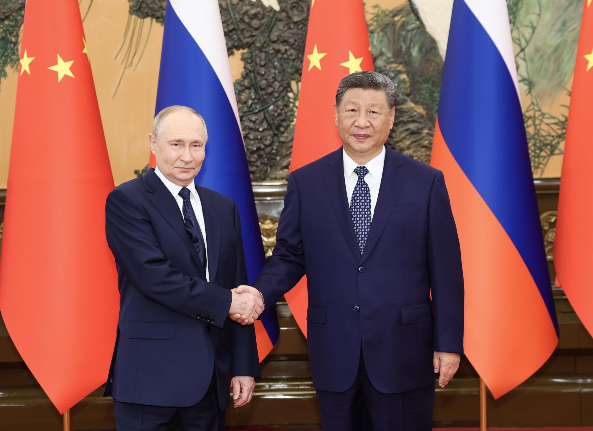 中国国家主席习近平（右）2日上午在北京人民大会堂与俄罗斯总统普京（左）举行会谈。（图：新华社）