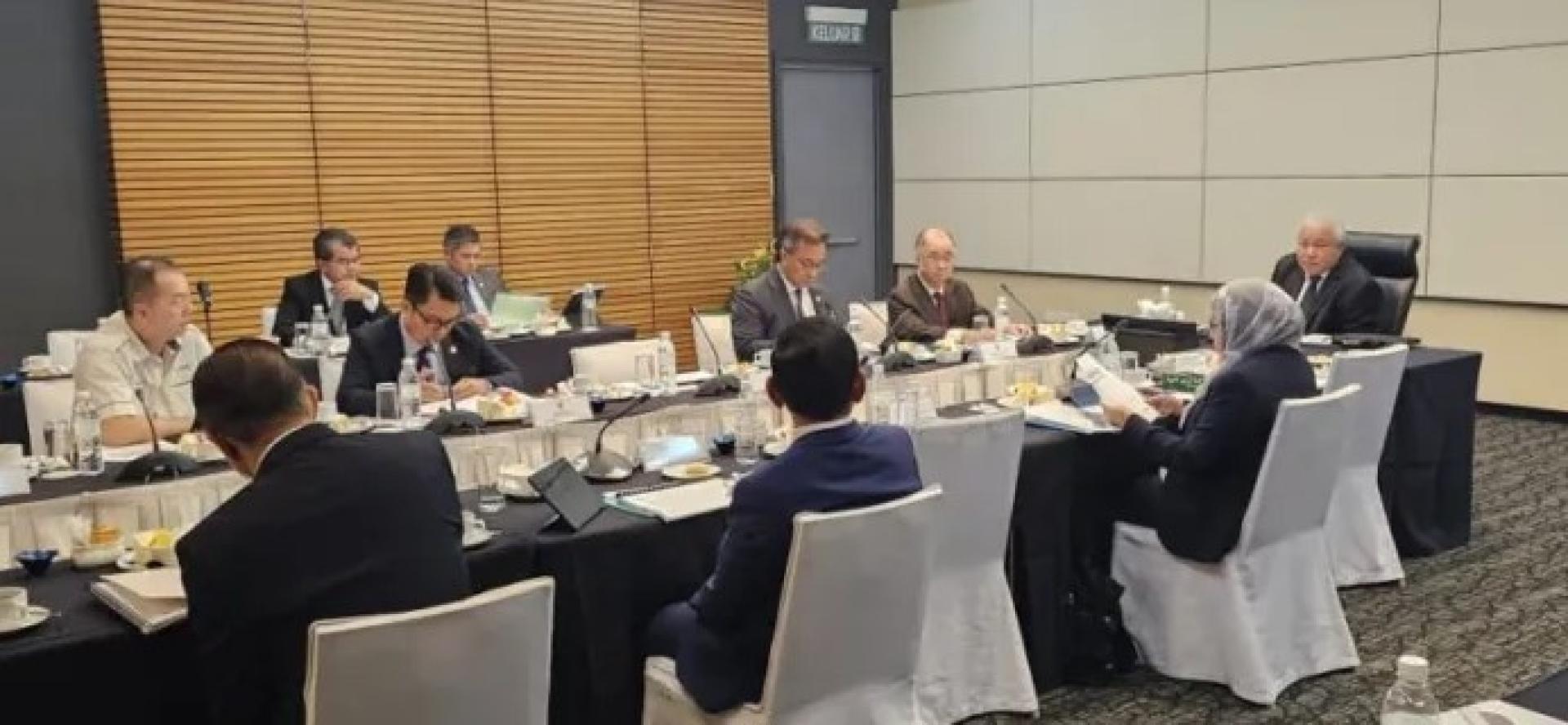 阿旺登雅（右）于2025年9月2日在古晋主持第四次石油咨询协调委员会（PACC）会议。