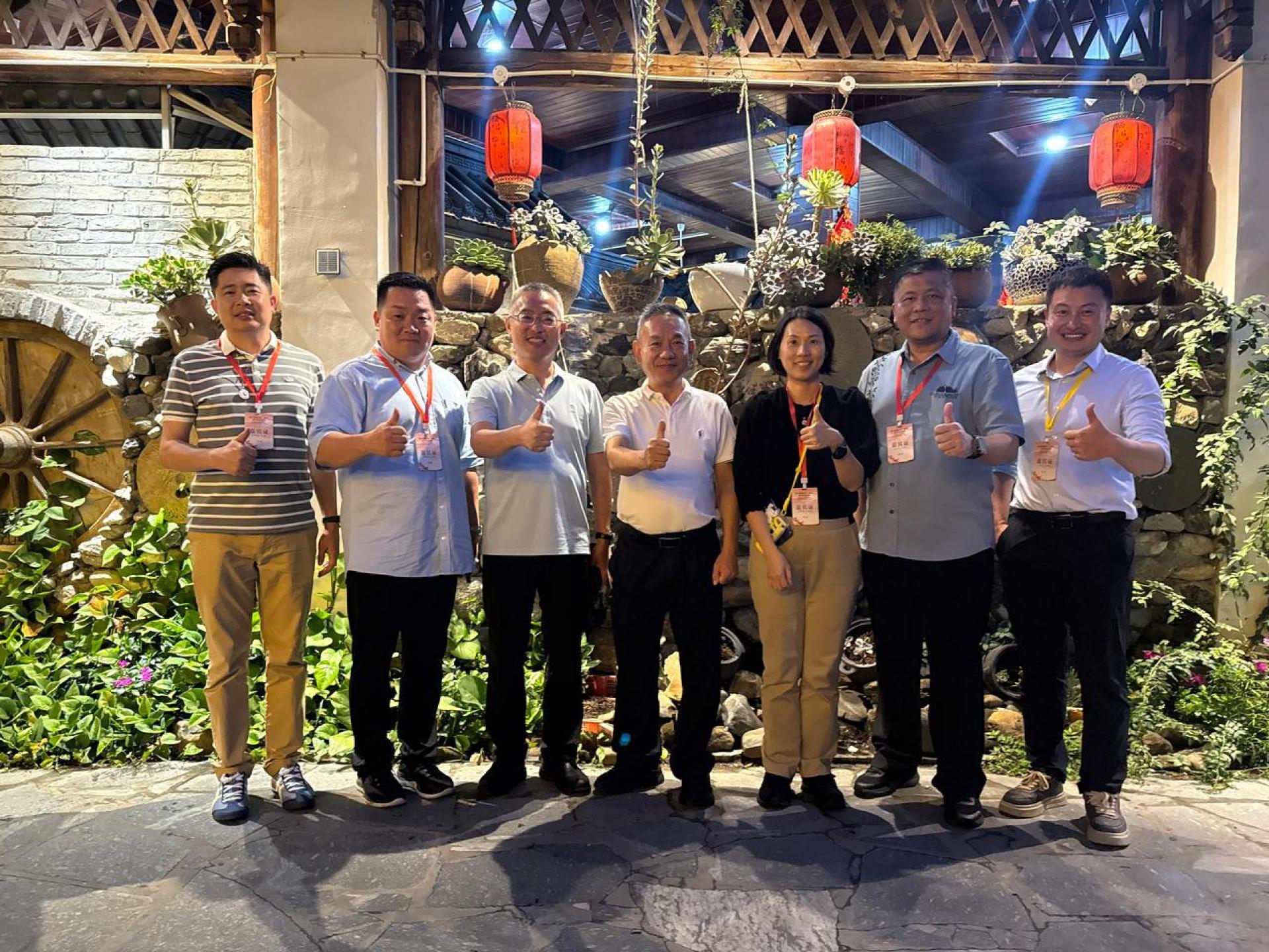 砂拉越代表团与中方代表合摄。左起为砂拉越中国友好学会秘书张许瑞益、诗巫乡村会议会县议员杨仁福、云南海外联谊会理事马昌治、德宏州领导高嘉刚、马来西亚东安会馆联合会总妇女主任蔡静怡、古晋南市市议员蔡佑龙及云南海外联谊会秘书佟元野。