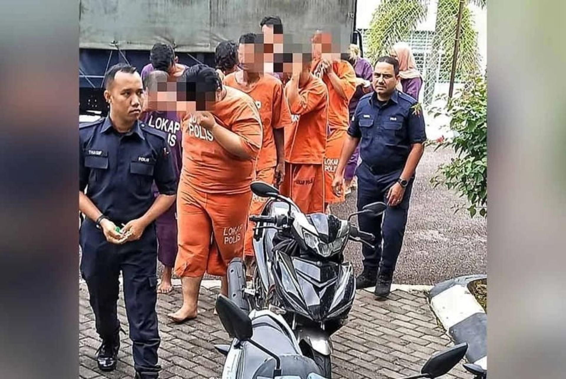 涉案教师（左2）被带上法庭申请延扣。