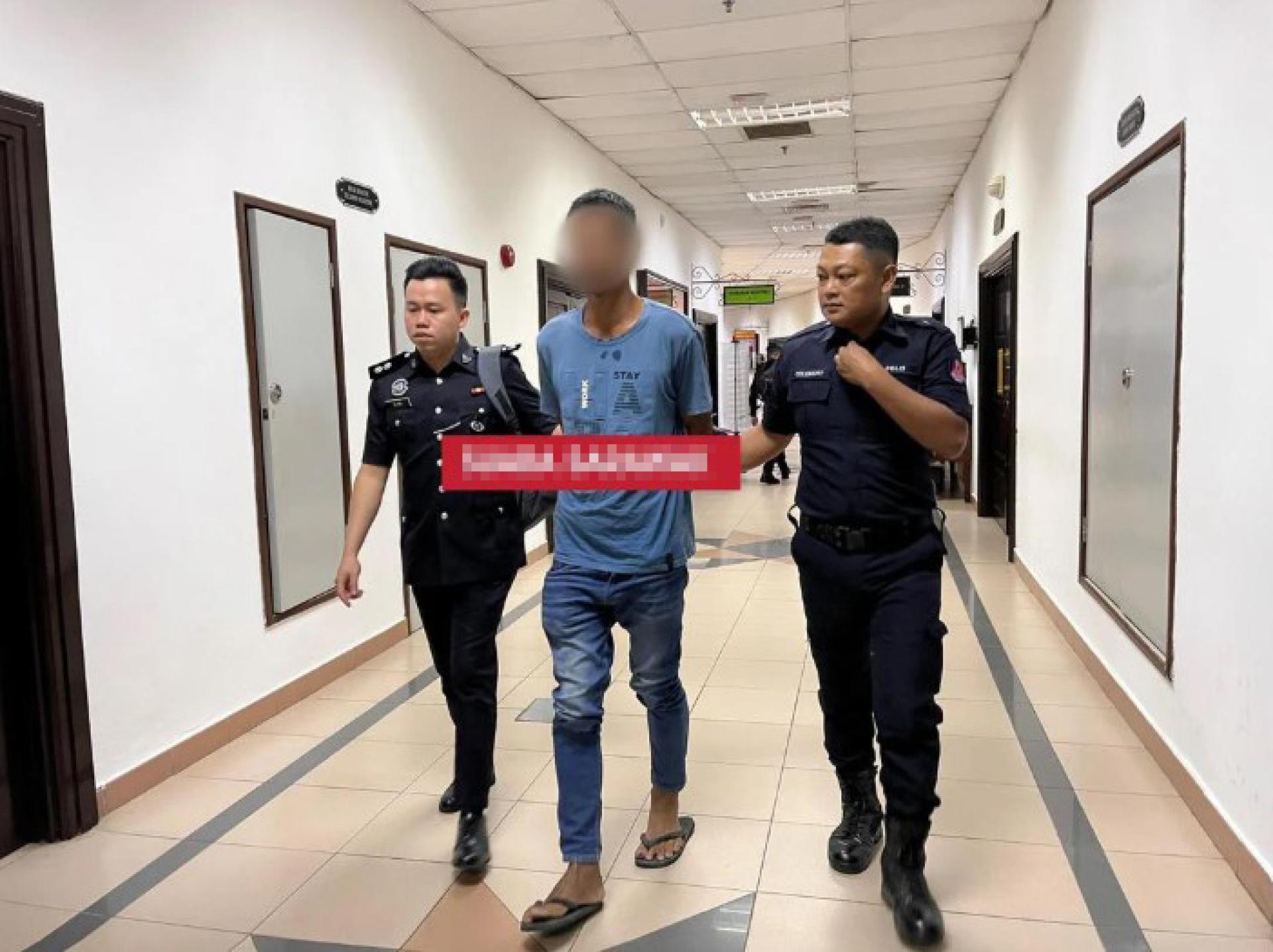 被告在警方押送下离开地庭1号法庭。