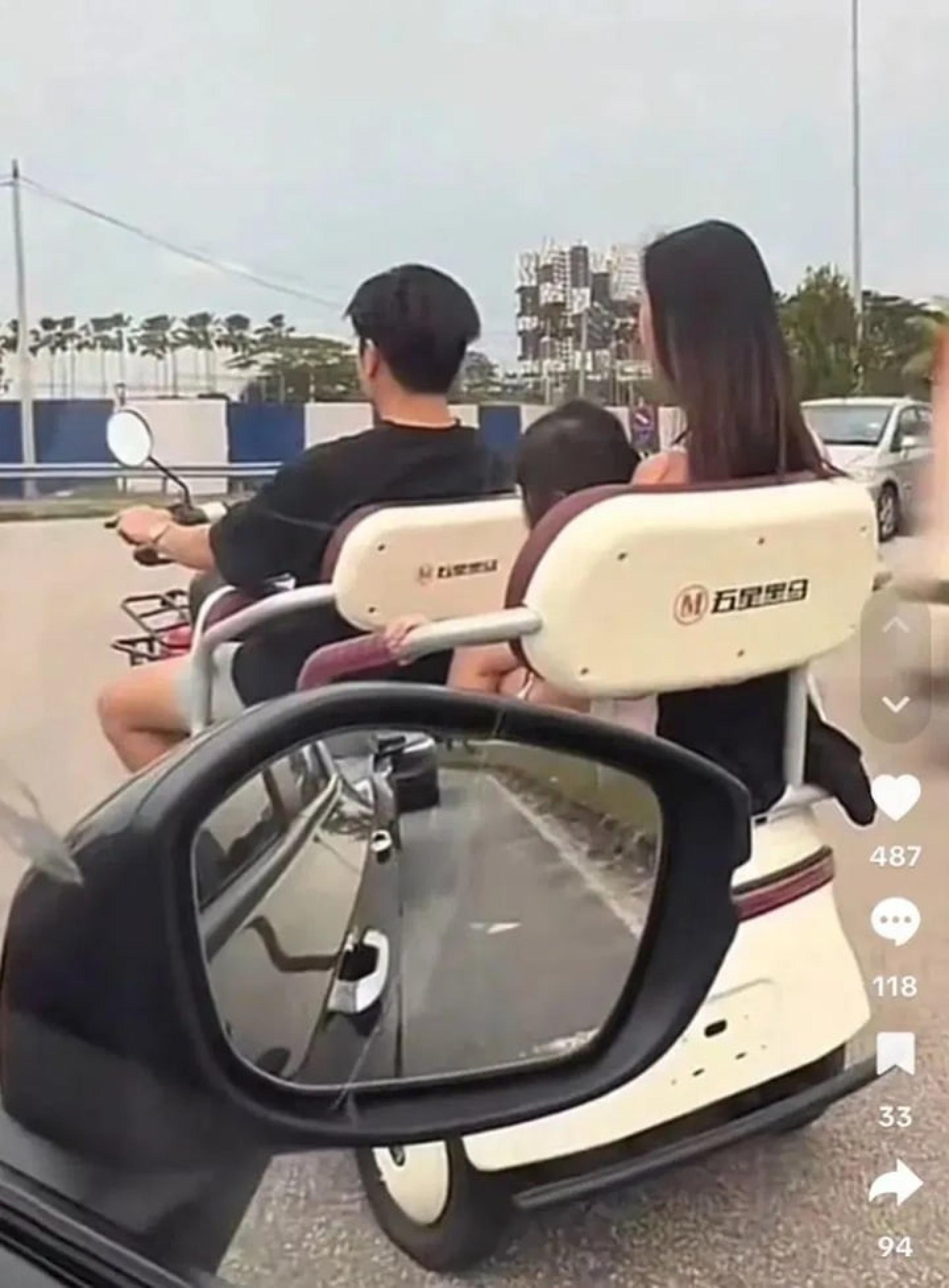 男子开着电动三轮车，载着妻女在大马路兜风，引起警方关注。