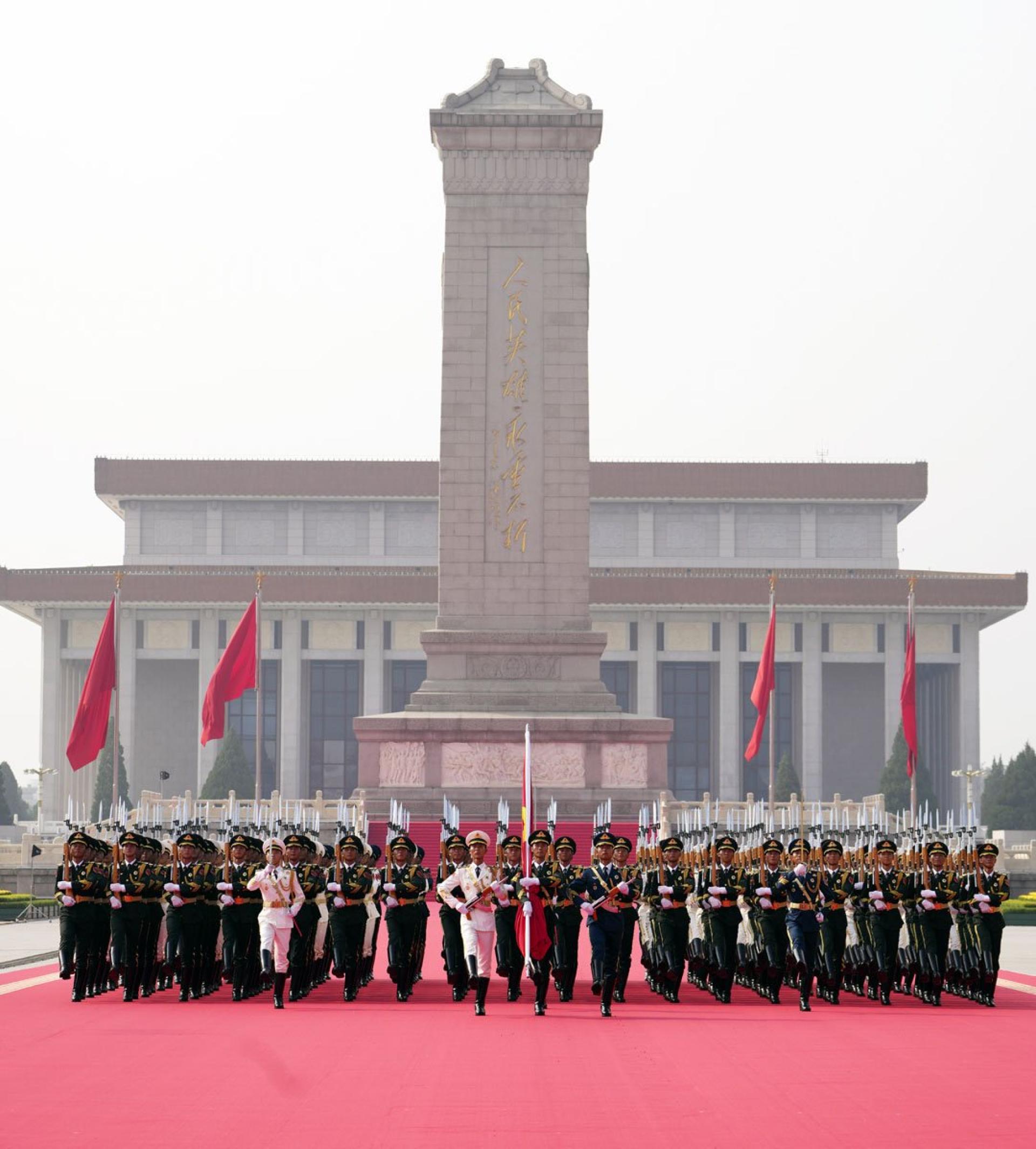 纪念中国人民抗日战争暨世界反法西斯战争胜利80周年大会在北京天安门广场隆重举行。（图：新华社）