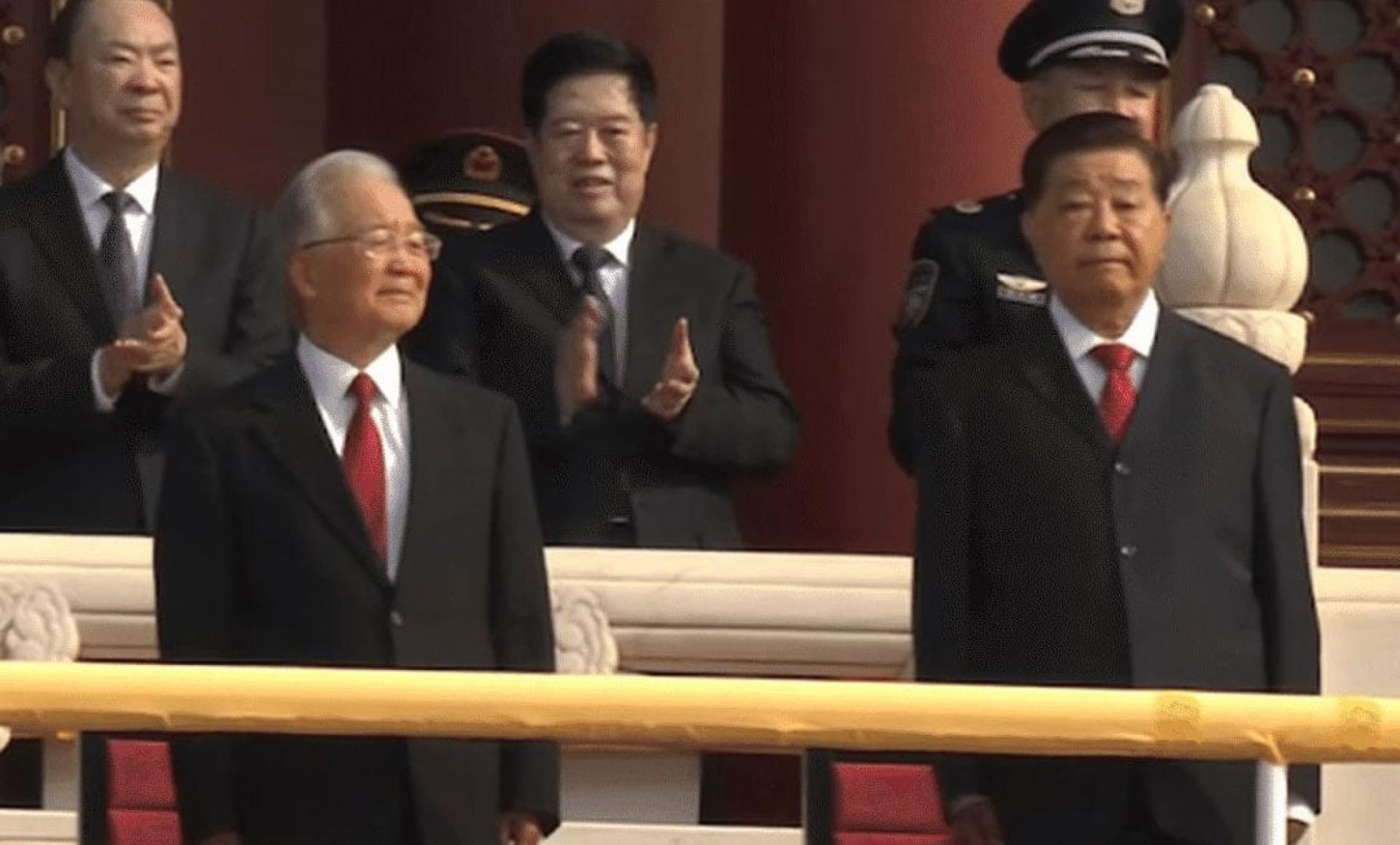 电视画面显示，温家宝（左一）等卸任中国领导人出席阅兵仪式。
