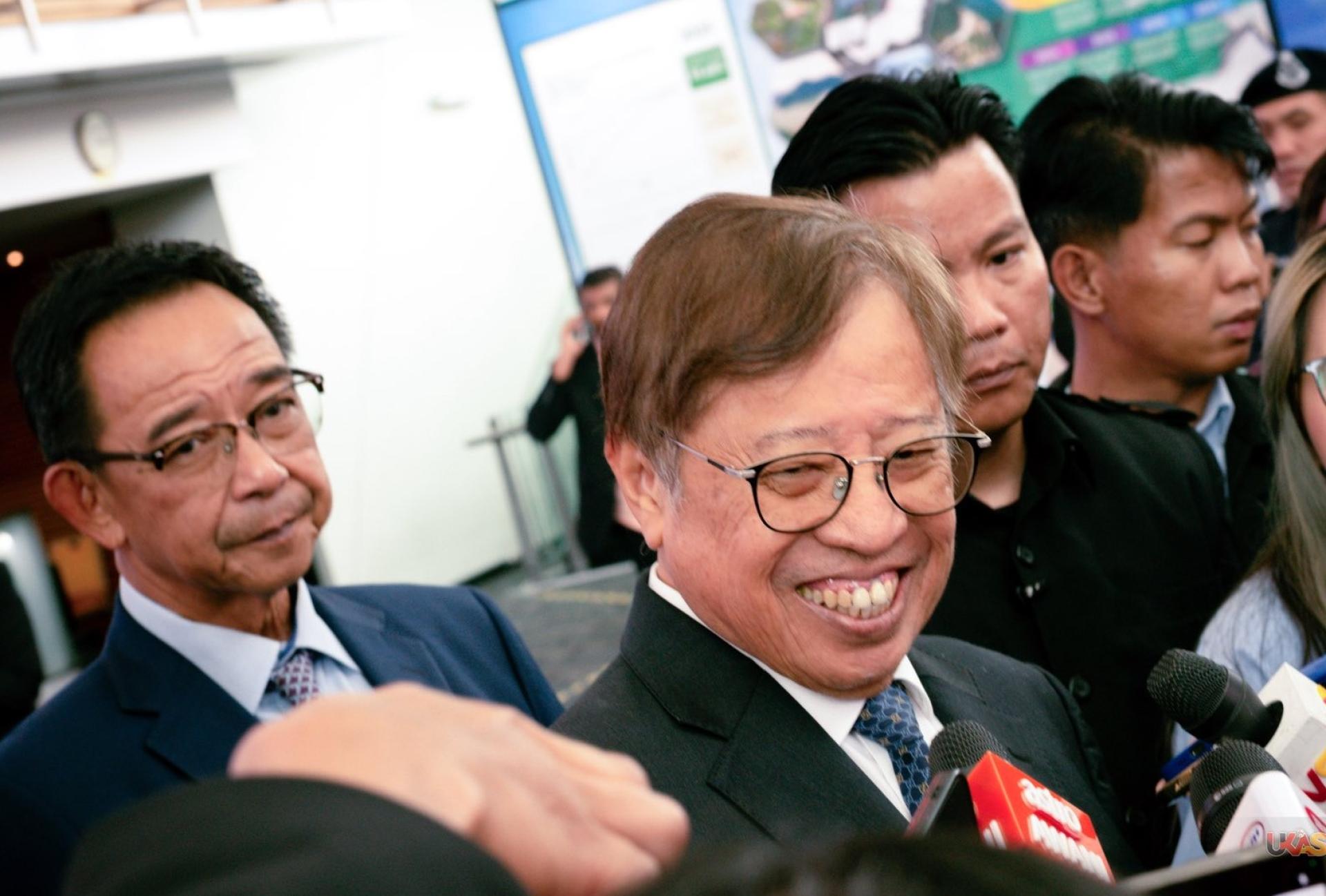 砂总理阿邦佐哈里受访一瞥。