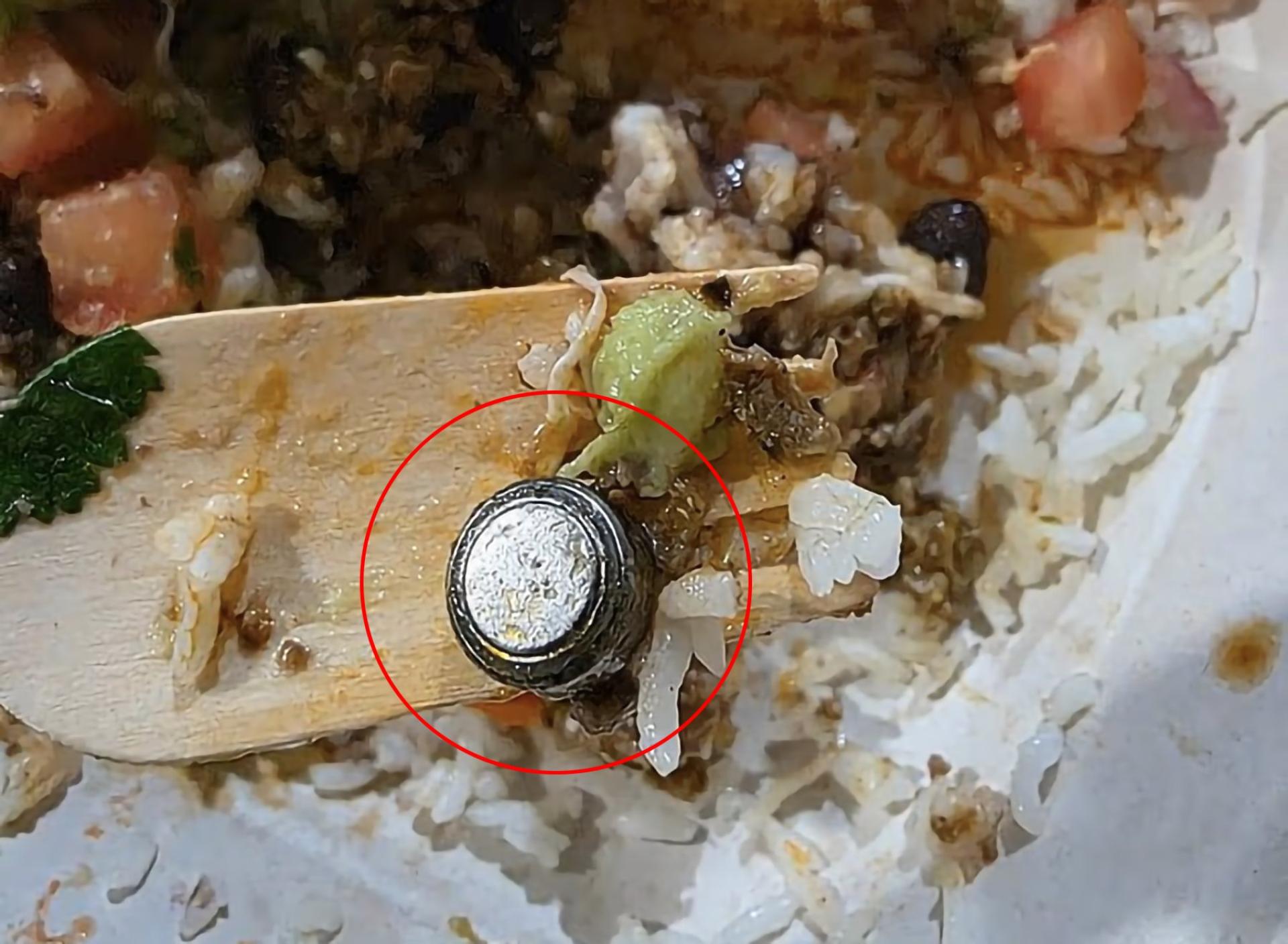 一名顾客在外带餐点中竟吃出“钮扣电池”，吓得紧急致电毒物防治热线。