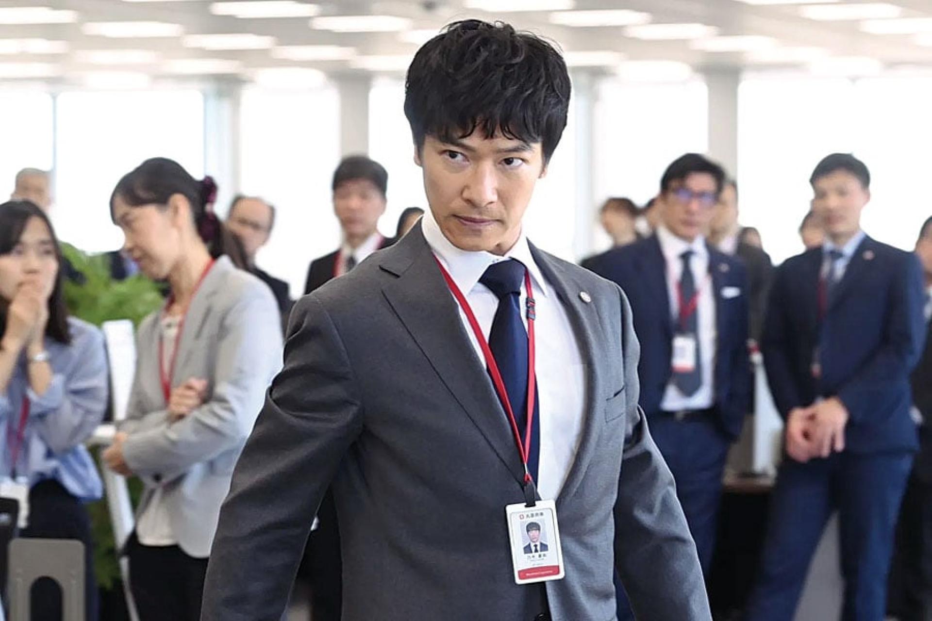 《VIVANT》剧情围绕堺雅人饰演的“乃木忧助”展开。