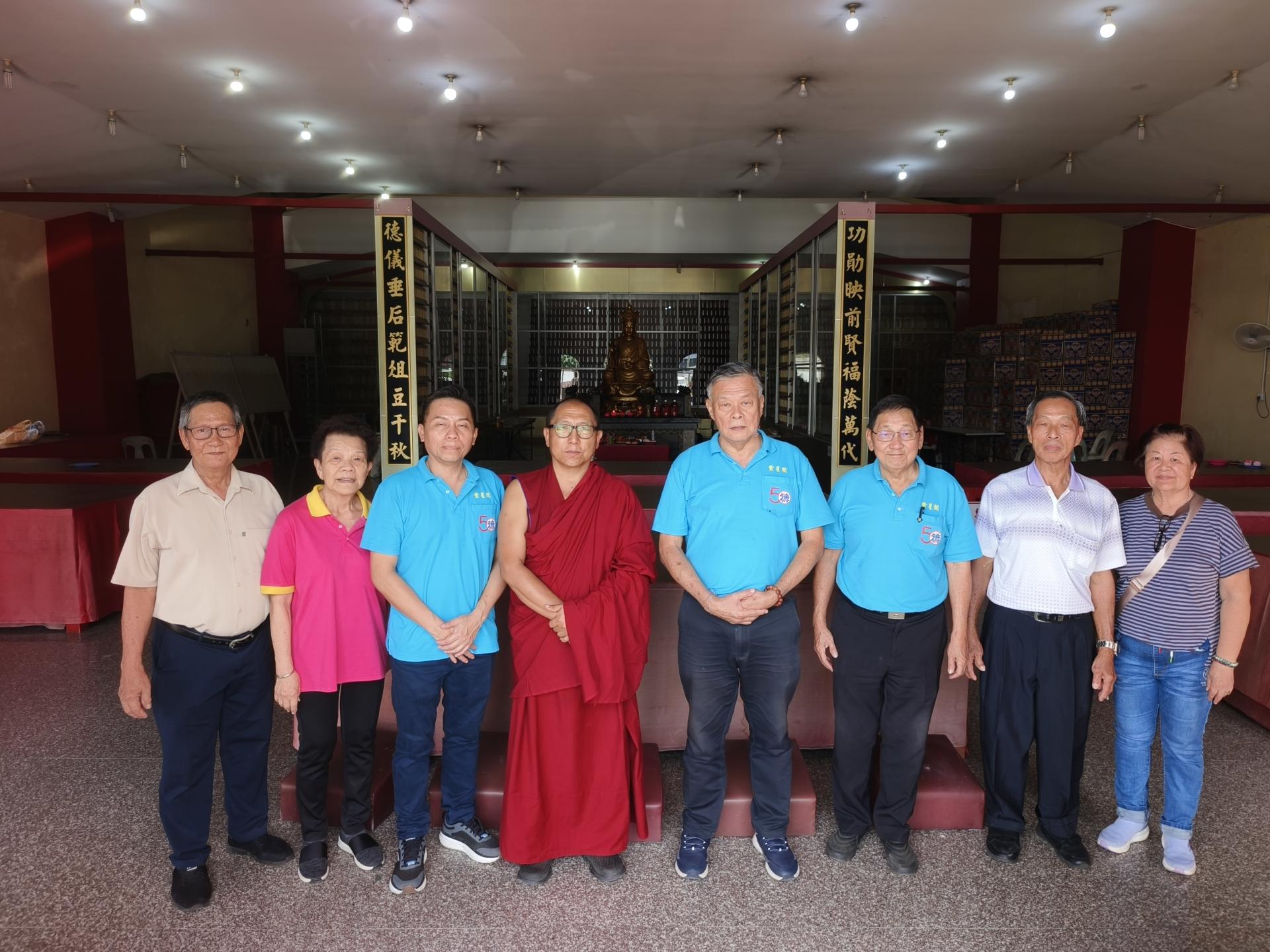 右4起为美里徳教会紫星阁阁长许为隆、Master Mukhya金刚上师，以及活动筹备会成员合影。