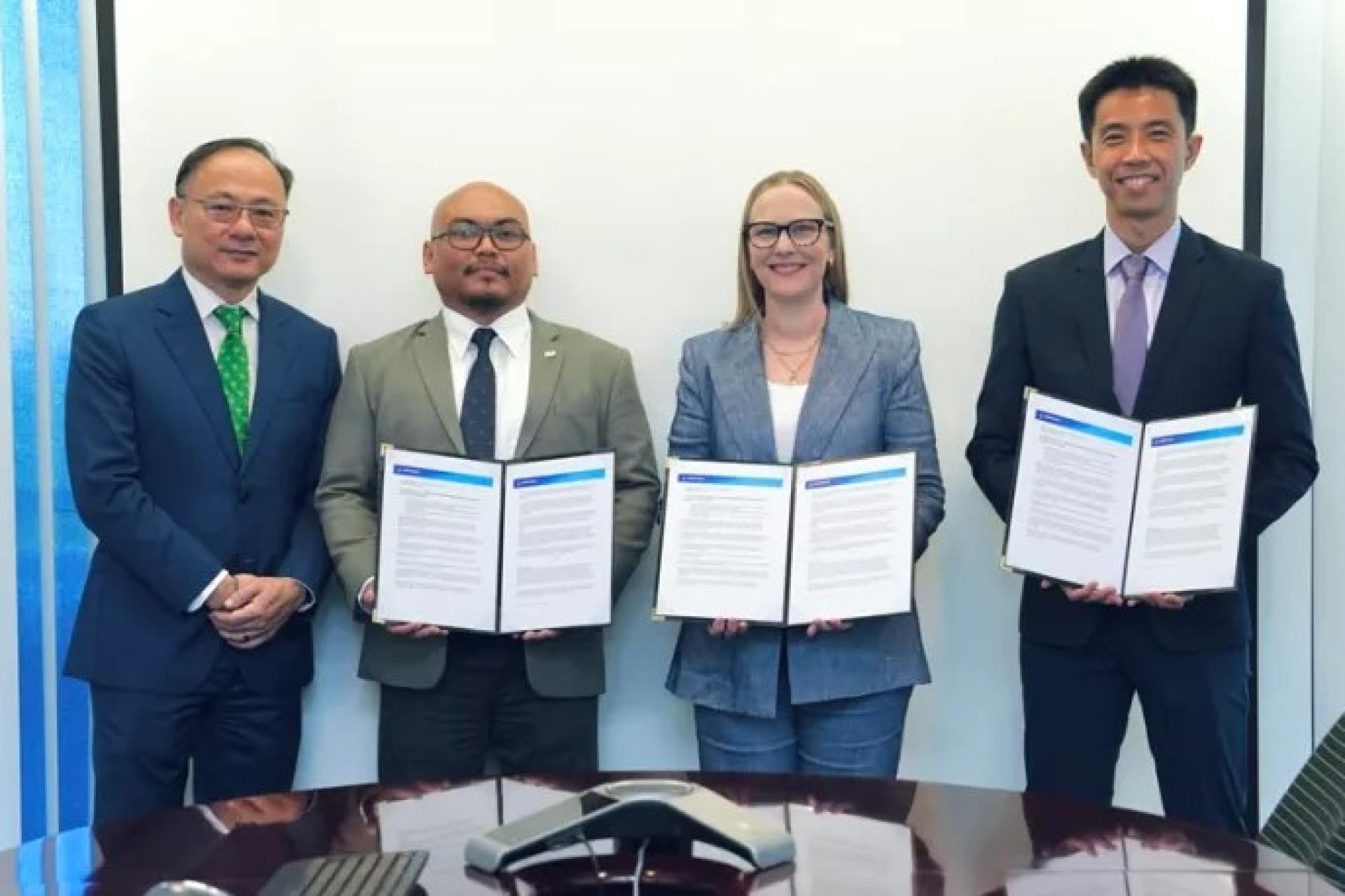 Tiong (left) witnessing the MOU exchange between (from second left) Wong, Pearson and Tan on Sept 3, 2025.