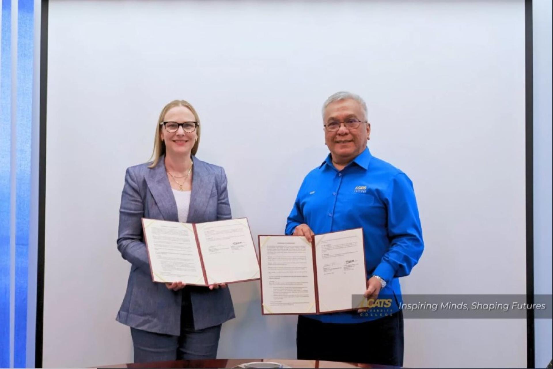 波音东南亚与大洋洲商用销售与市场副总裁Erika Pearson，与莫哈末卡迪姆博士在签署仪式后展示MoU文件。