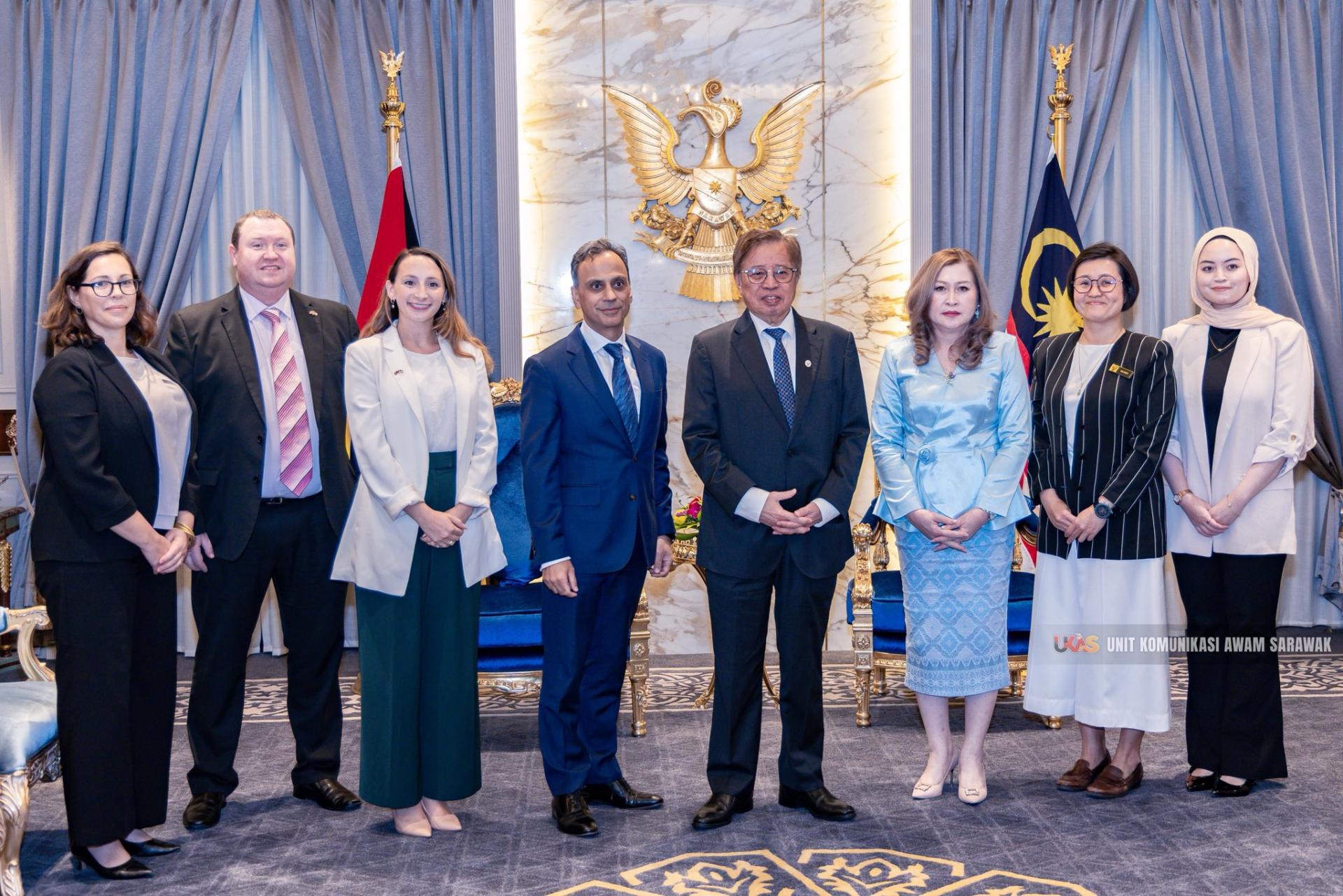 砂总理阿邦佐哈里（右4）与到访的英国驻马来西亚最高专员阿贾伊沙玛（左4）等人合影留念。