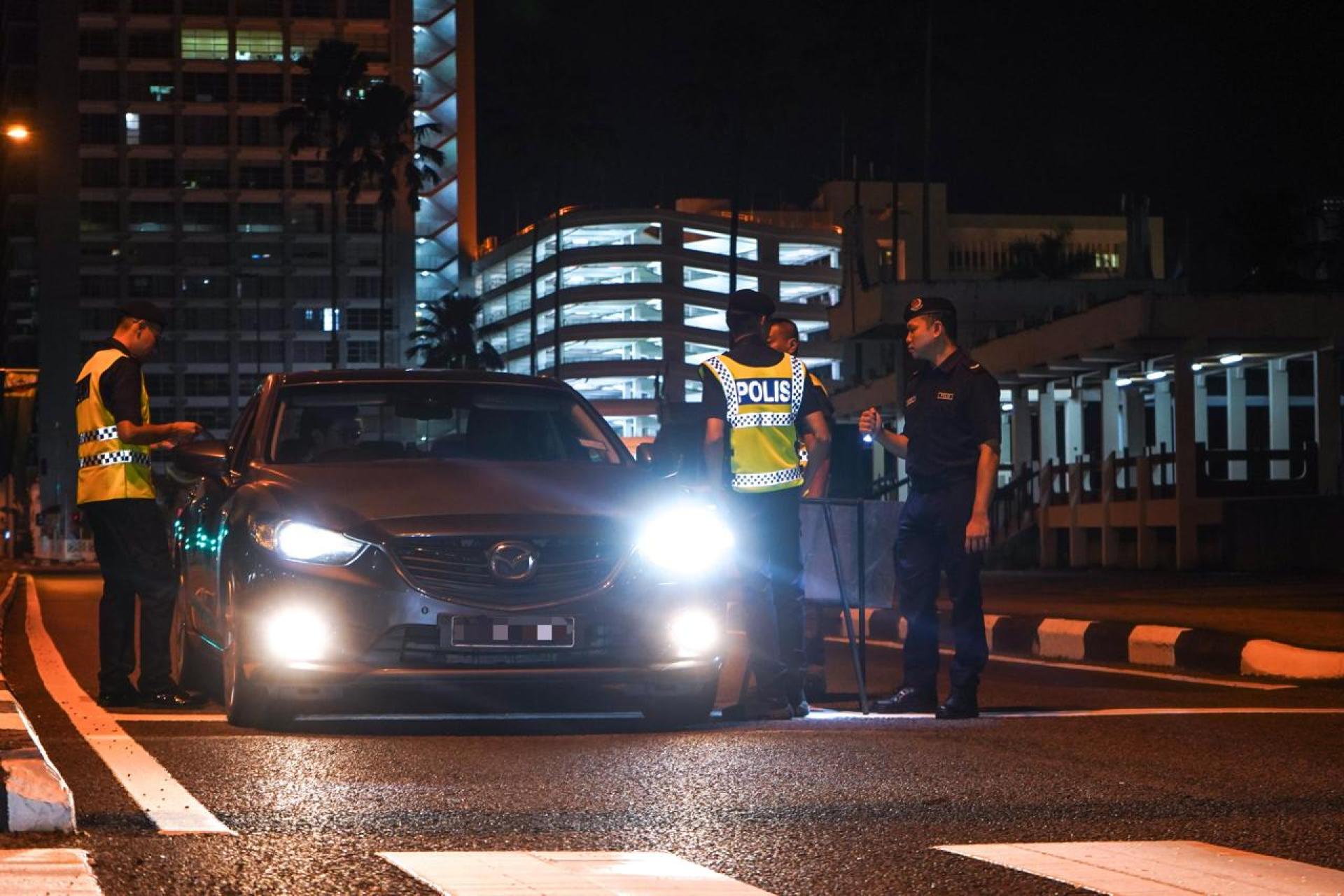 警方许路障进行检查