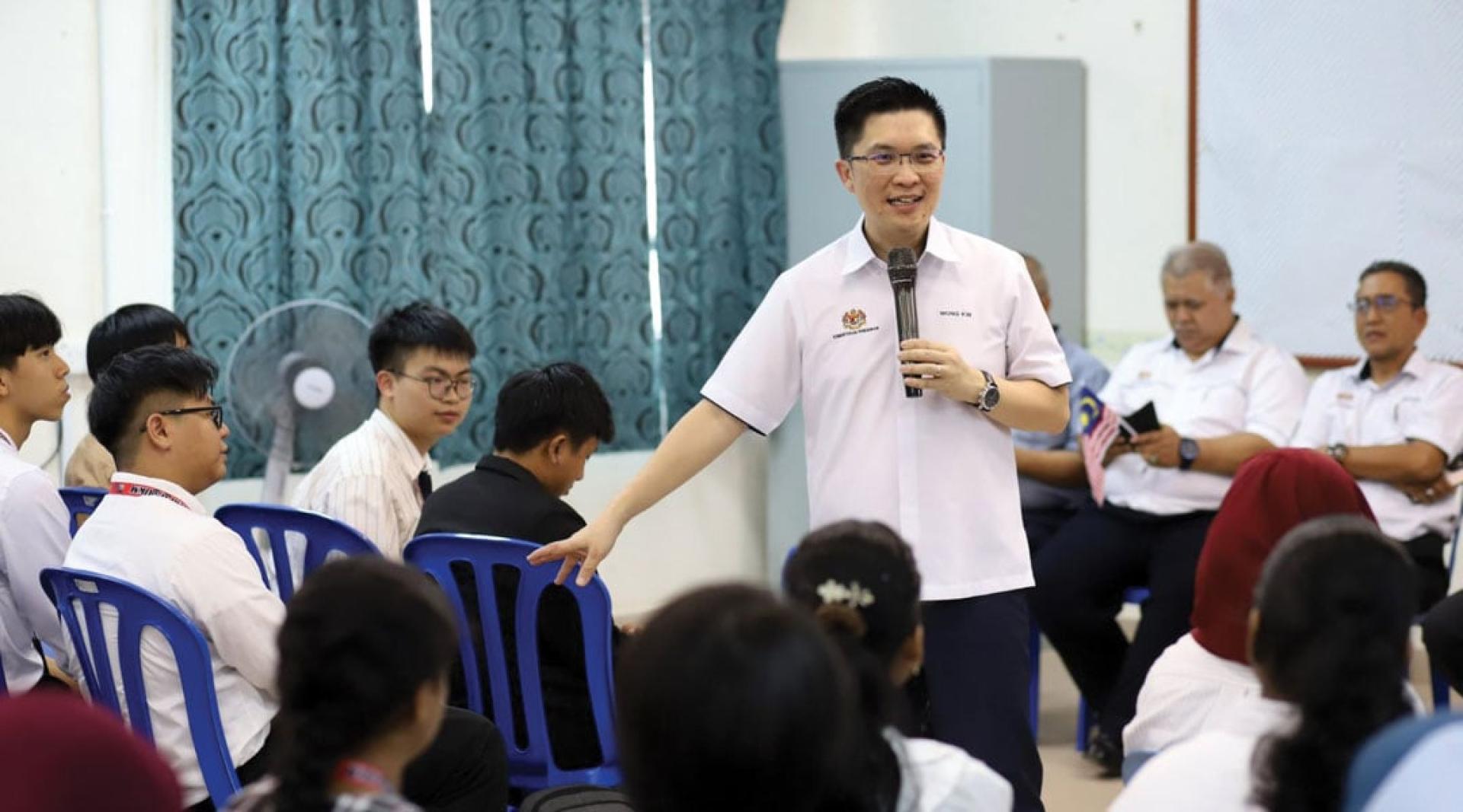 黄家和（站者）：今年STPM共有69位理科生取得4.0优秀成绩，行动党建议让他们获得申请UPU的首3个科系选项录取。