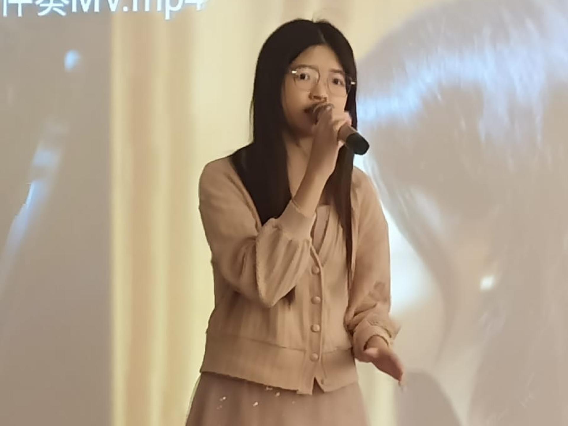 歌手邵存薪在新闻发布会献唱动听歌曲