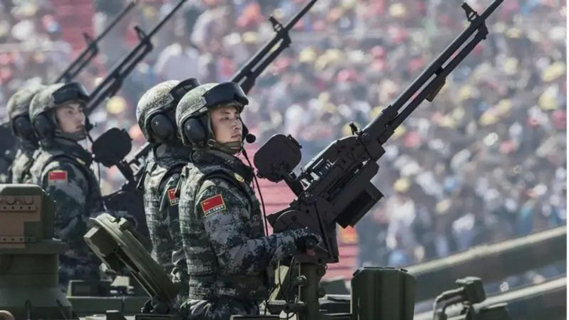 中国3日在北京举行大规模阅兵，展示包括无人潜航器、巨型飞弹和雷射武器等最新装备。
