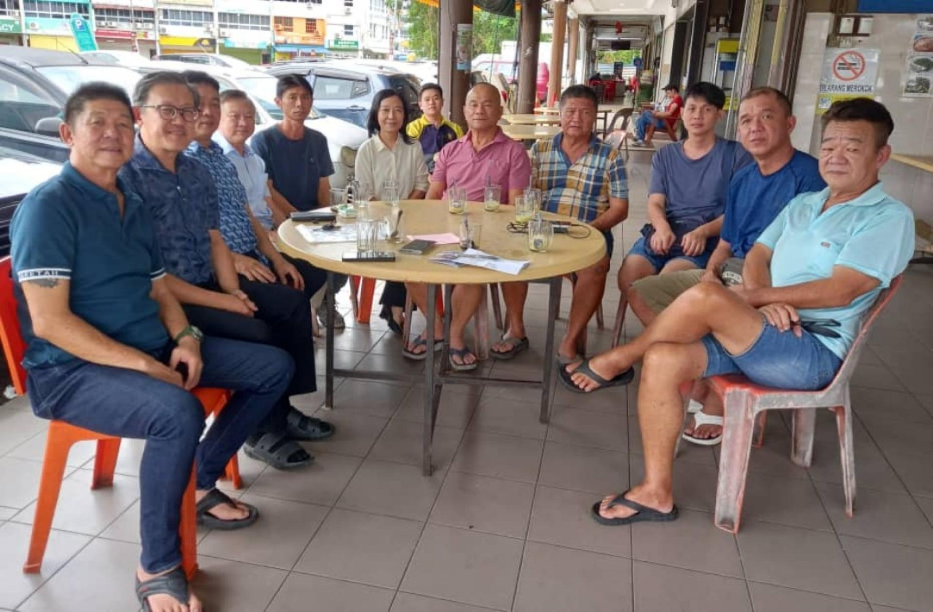 新渔村渔船公会主席刘洪荣（右5）与华人渔船公会主席许义华（左3）同理事向许德婉政治秘书（右6）及薛华东（左2）投诉双溪达闽渔船出入受停泊大船阻碍水上交通问题。