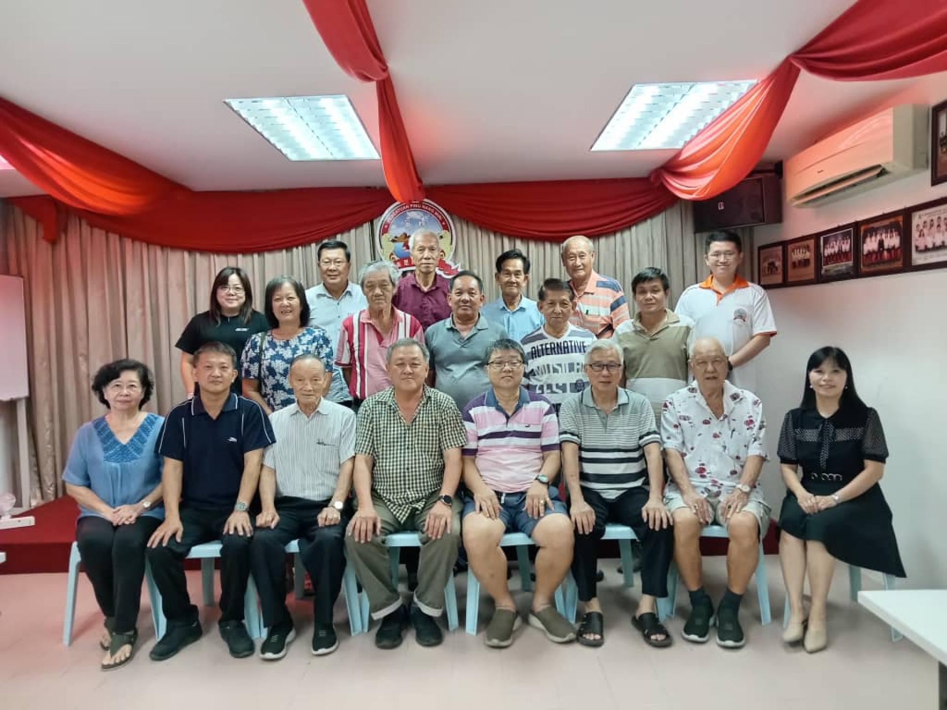 美里屏南公会“中秋联欢晚宴暨颁发学优奖励金”筹备会成员合影。左4为会长陈家兴，右4为筹备会主席郑新禄。