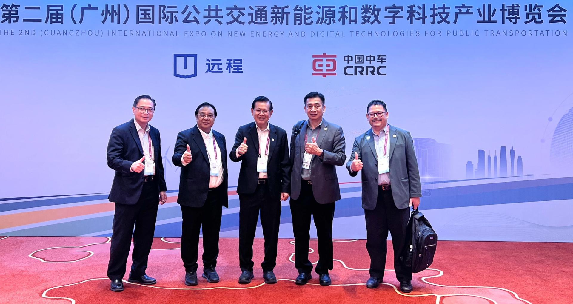 拿督斯里李景胜（中）在第二届（广州）国际公共交通新能源和数字科技产业博览会会场合影留念。