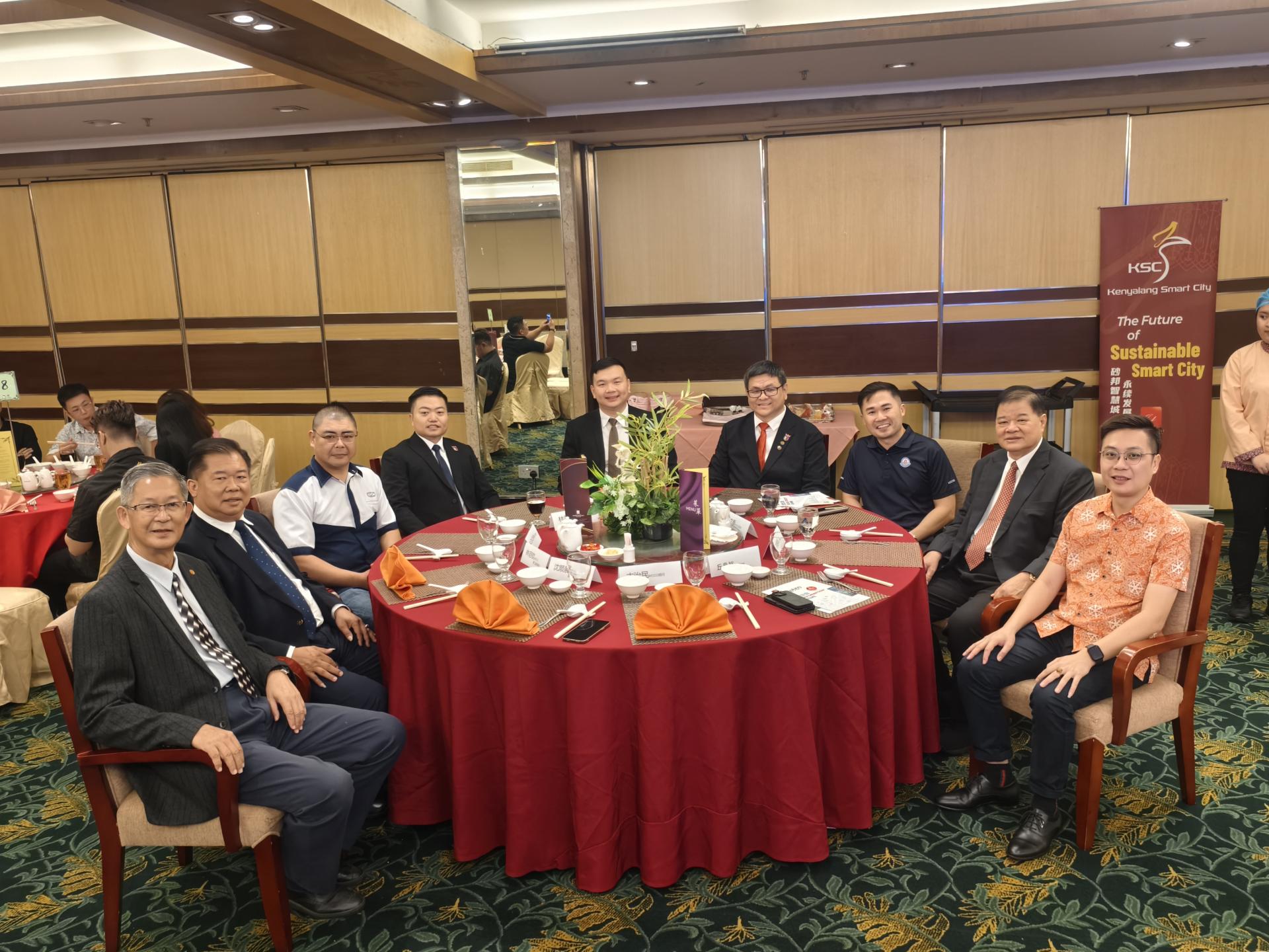 美里青商之夜主桌嘉宾合影。右起为马来西亚青商团署理团长丘泉裕，美里中华总商会理事长林昌陞，砂拉越青商团总团长胡文泰，美里中华总商会青商团团长叶馥兴，主宾美里国文议员赵俊文律师，筹备会主席林国森，CGC经理陈信全，美里中总第二副理事长林启钦，美里中总第三副理事长沈顺展。