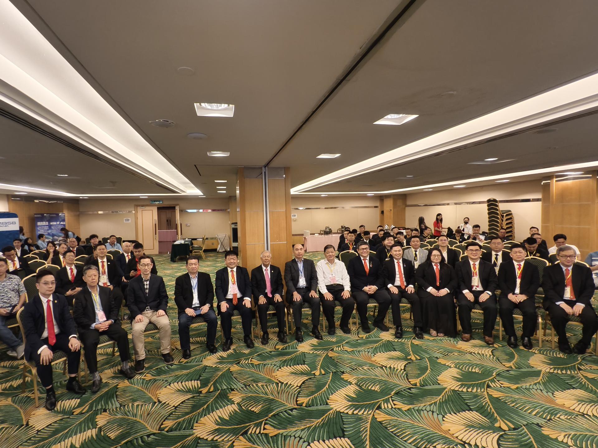 众嘉宾于砂中总 2025 青商大会暨砂中总杰出青商楷模奖开幕礼合影。