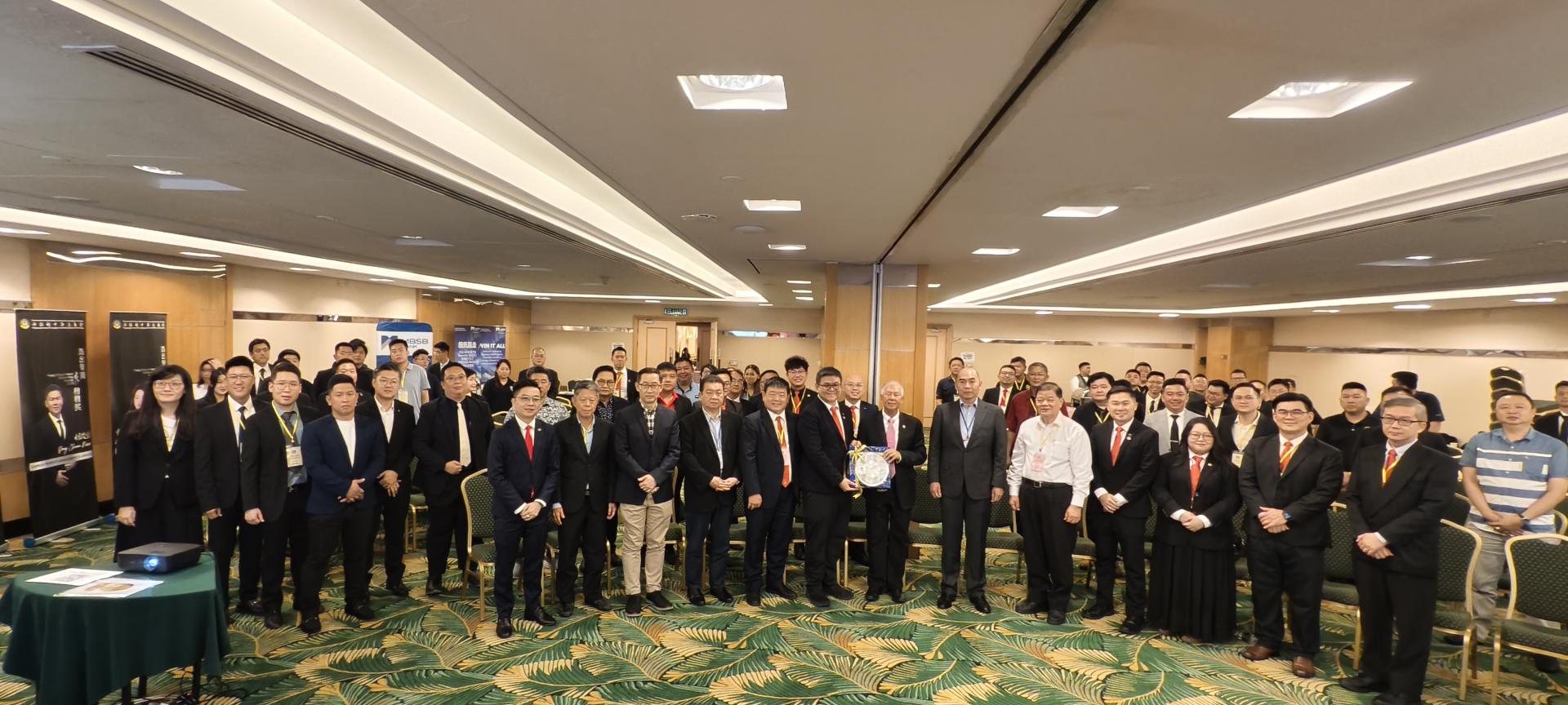 筹备会主席叶馥兴（左者）赠送纪念品给砂中总2025 青商大会暨砂中总杰出青商楷模奖开幕主宾砂旅游部副部长拿督陈超耀。