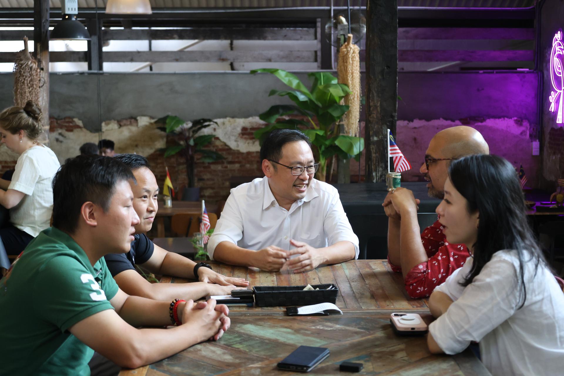 张健仁（中）与新加坡驻马来西亚副最高专员Mr Shivakumar Nair（右2）共进午餐，进行轻松交流。左1及2为张健仁特别助理沈杰龙及江峰年。右为新加坡驻马来西亚最高专员署政治顾问Chan Xilin, Charlene。
