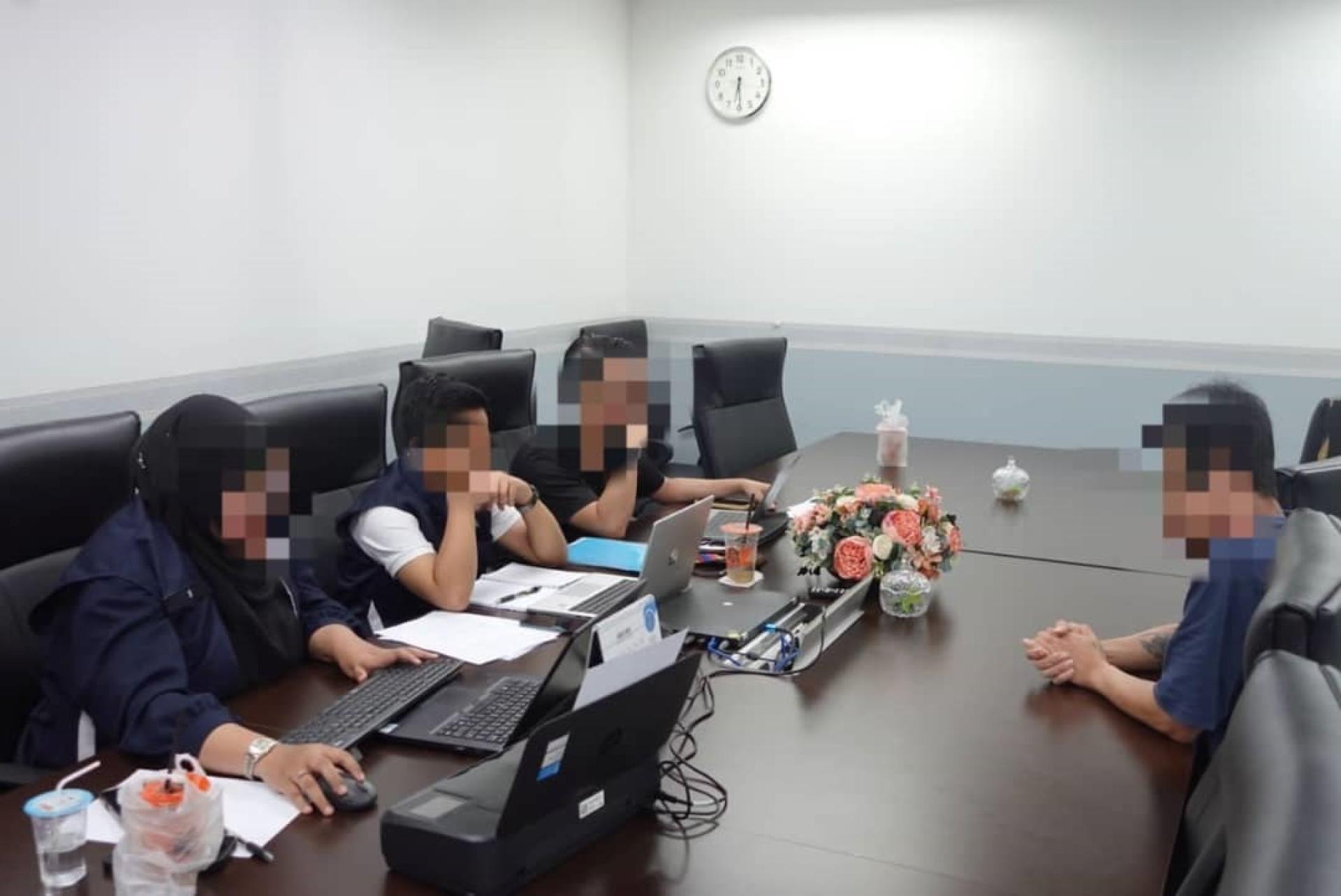 官员对嫌犯录口供。