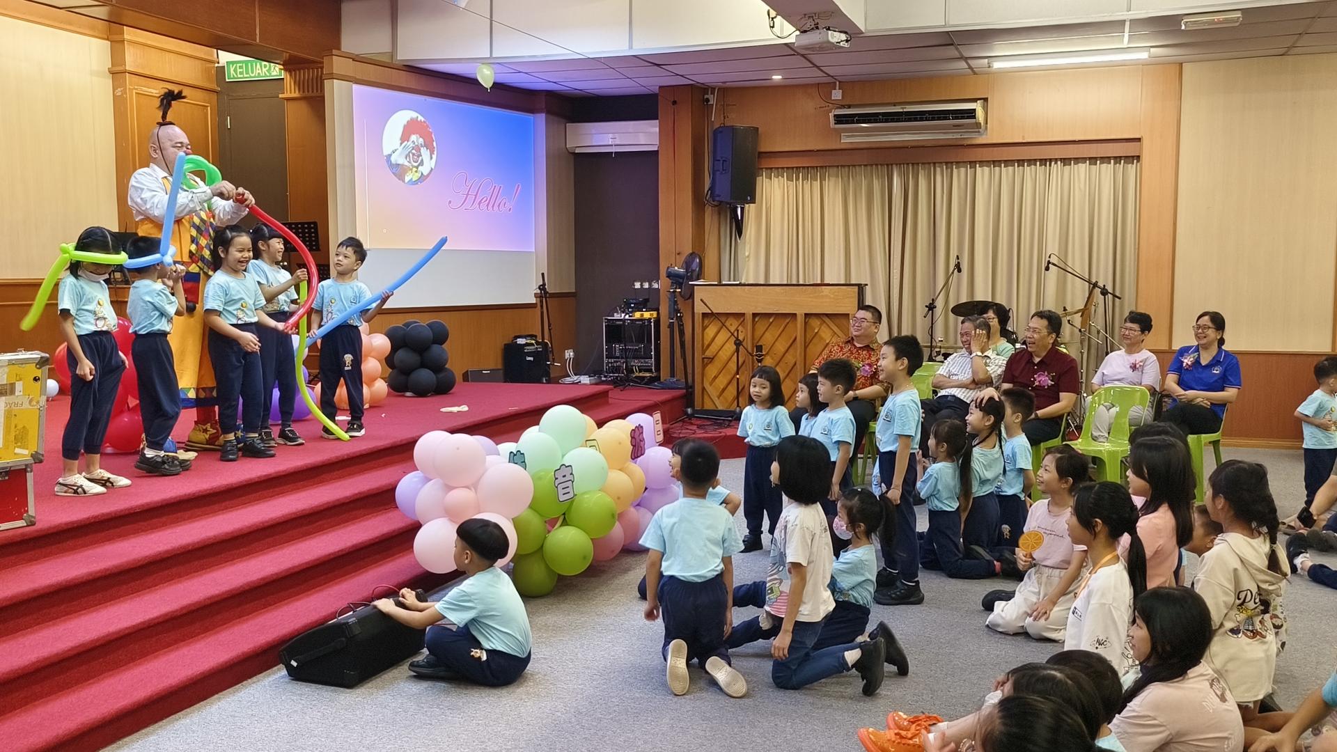 “小丑”带来欢乐表演，逗得孩童与现场观众笑声不断。