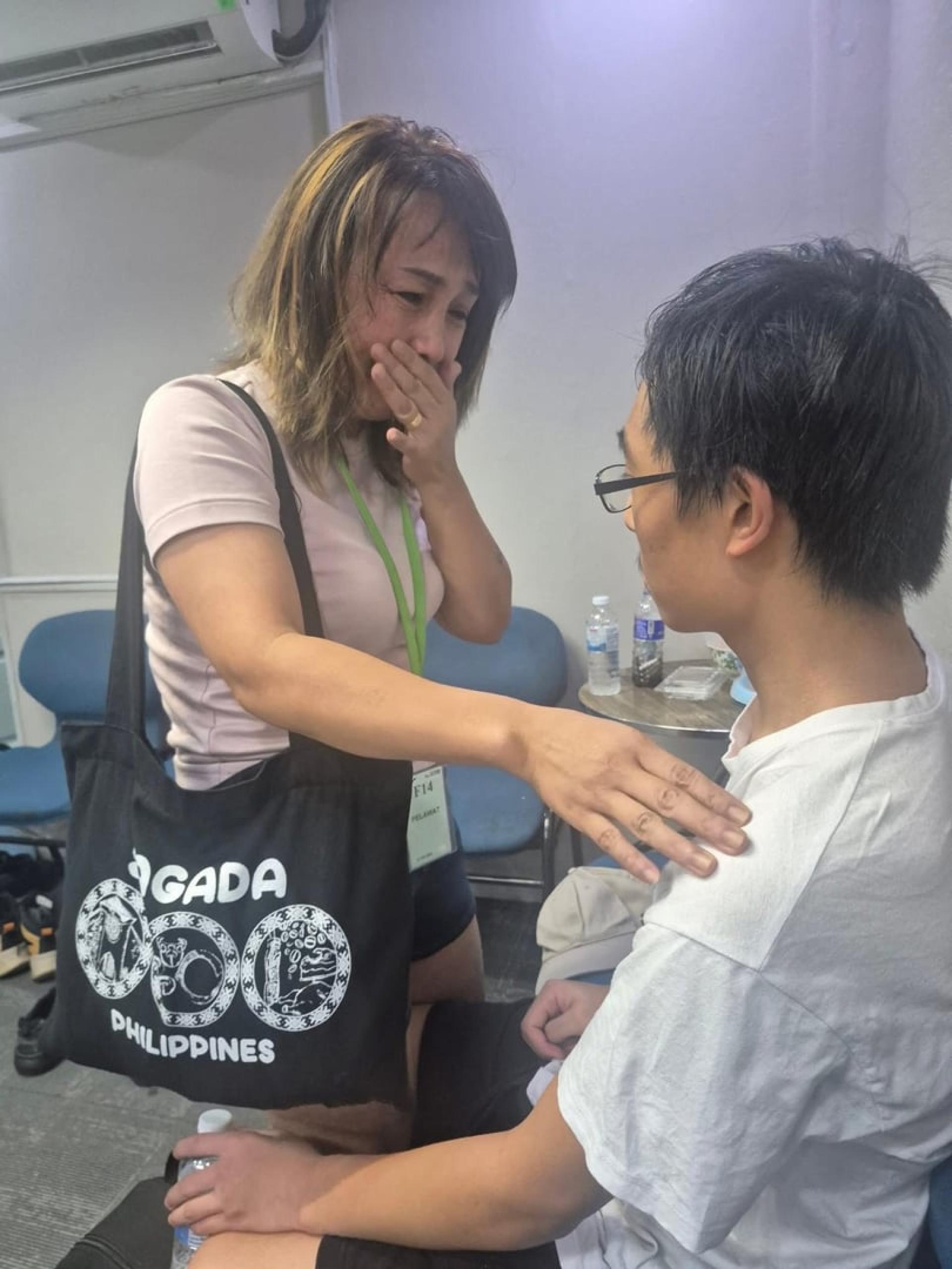母亲米涅娃（左起）在见到大卫巴礼松后，忍不住流下眼泪。