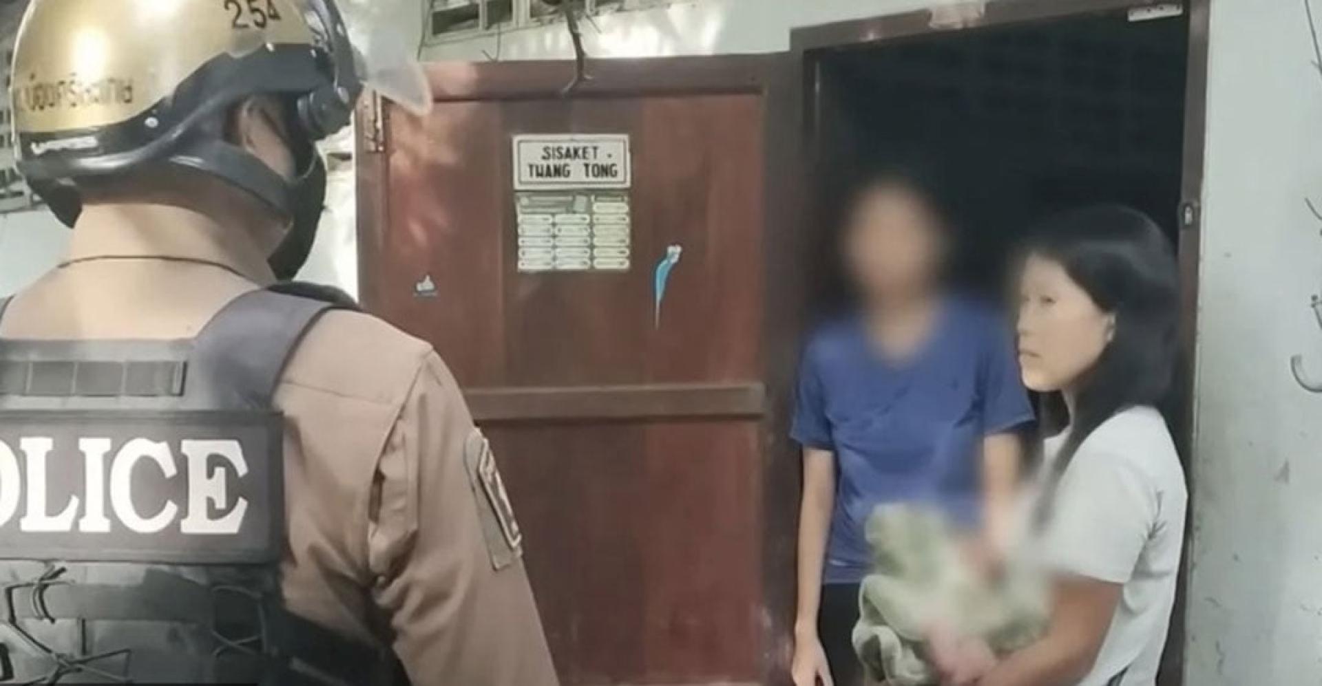 12岁女童（蓝衣）报称在门外发现弃婴，其后证实她就是婴儿生母。
