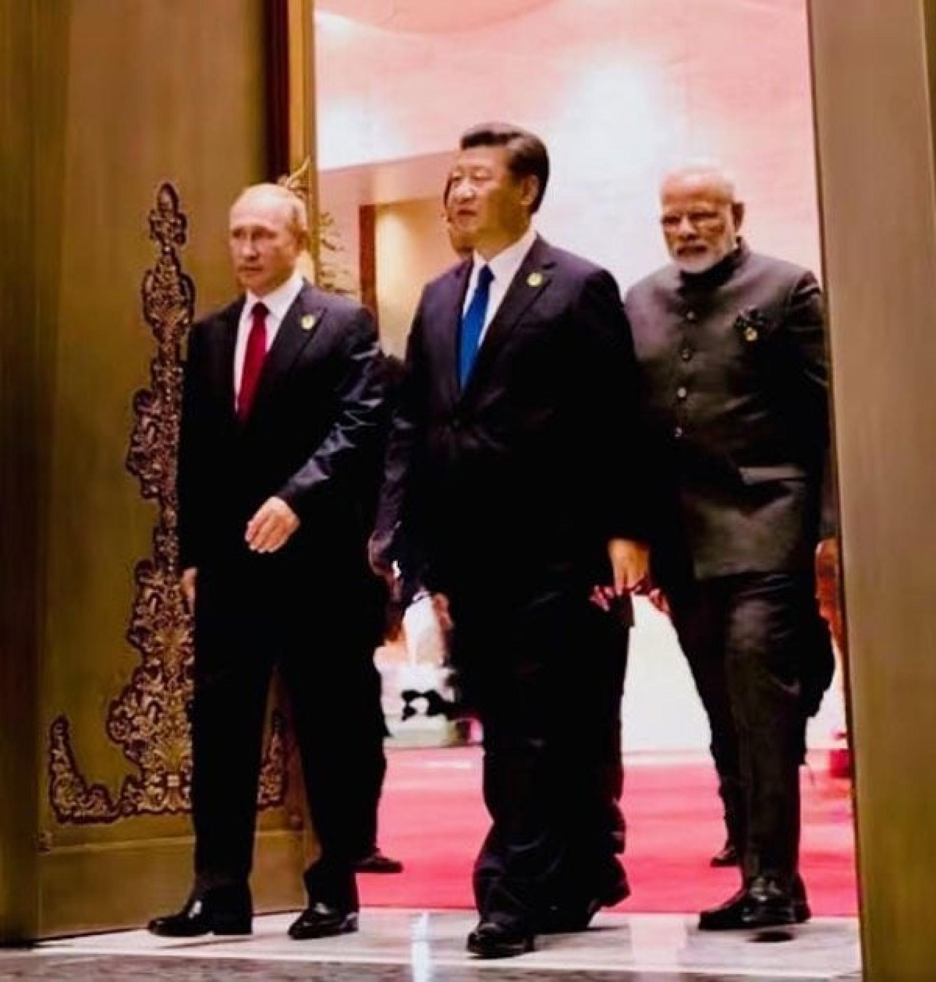 特朗普发文时附上俄国总统普京（左）、印度总理莫迪（右）与中国国家主席习近平（中）同行照。