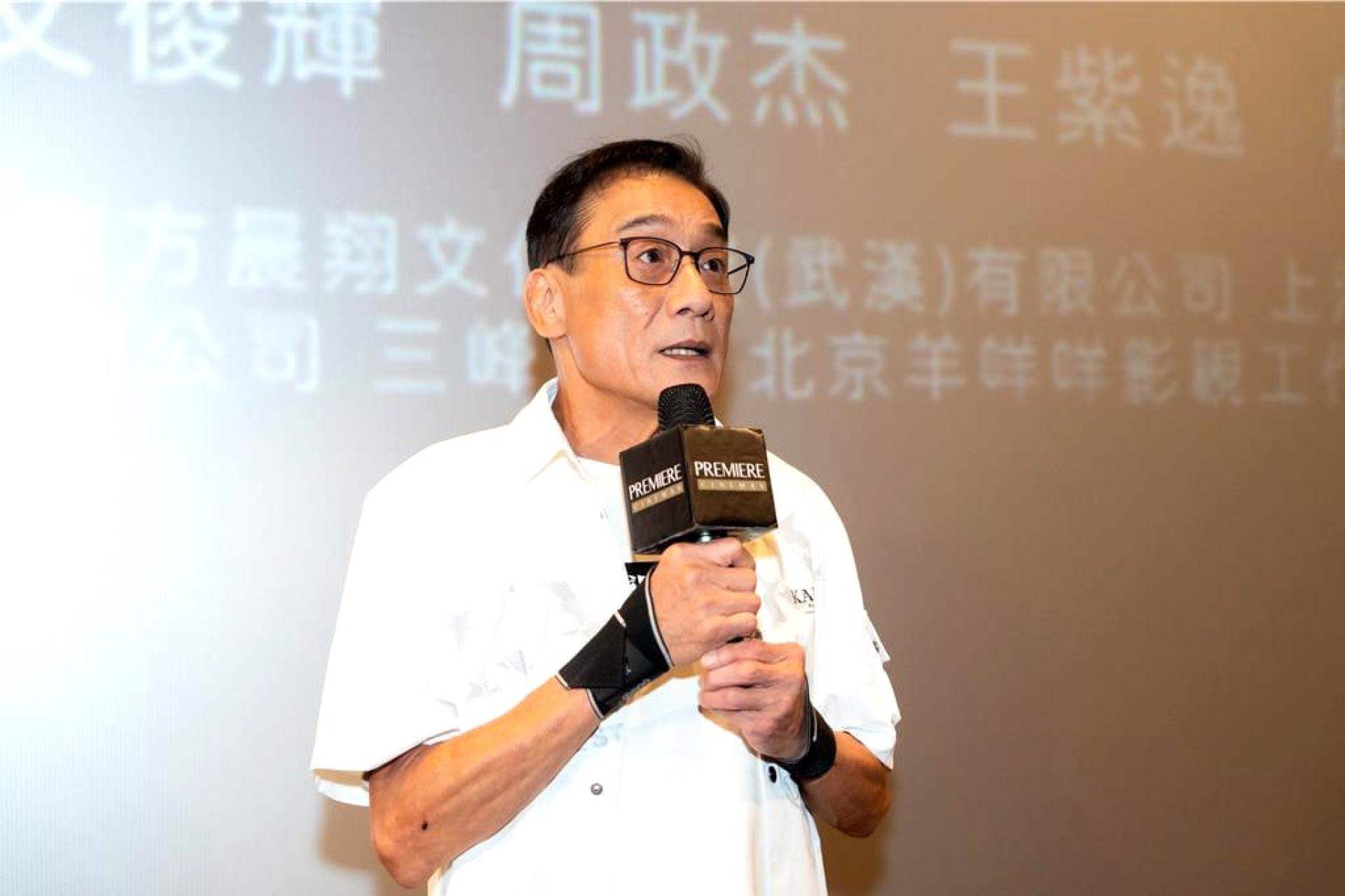 梁家辉戴着护腕出席主演新片《捕风追影》香港好友优先场。