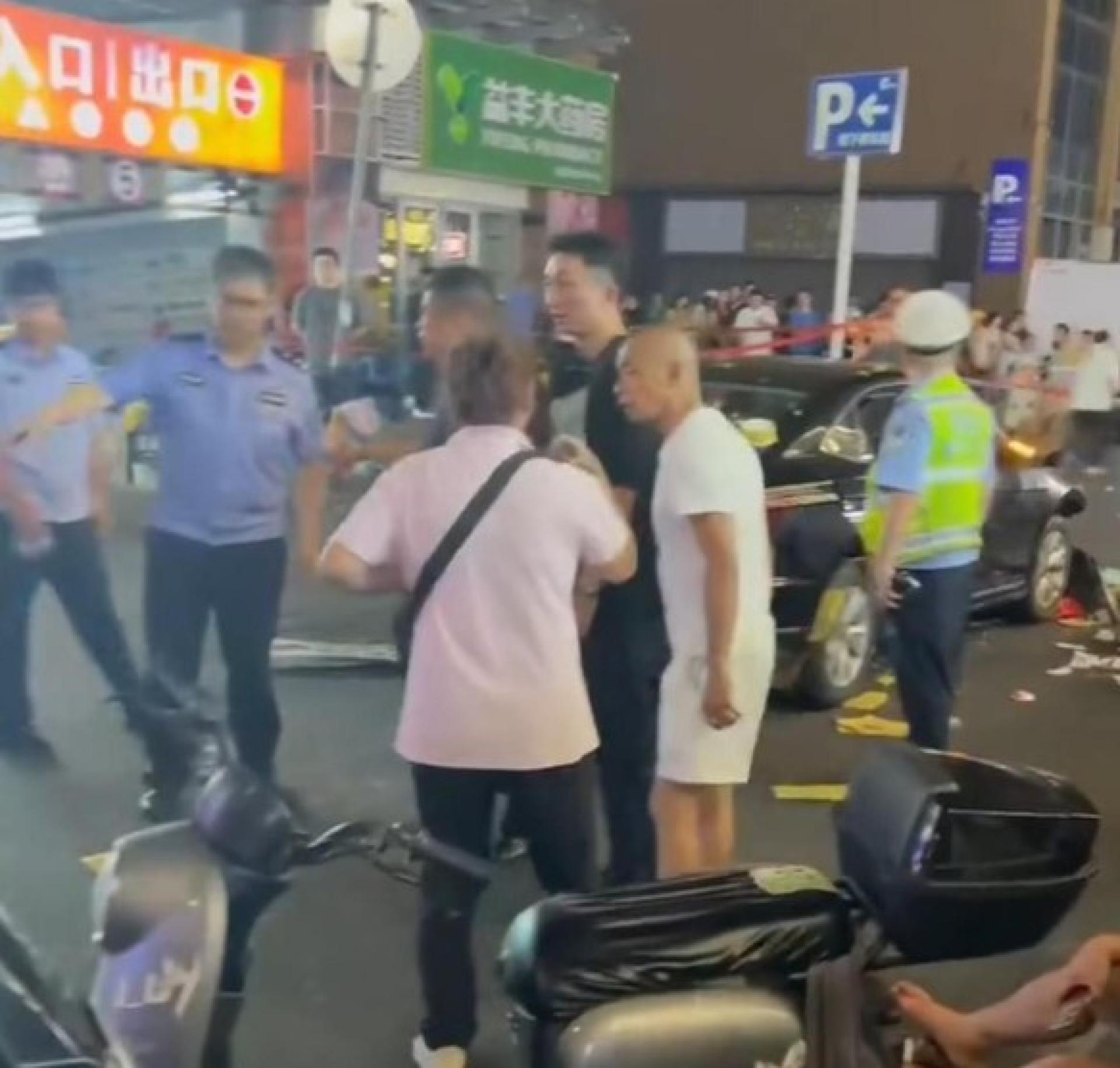 武汉花楼街交通路路口9月6日晚发生汽车撞人事件，造成七人受伤。 （视频截图）