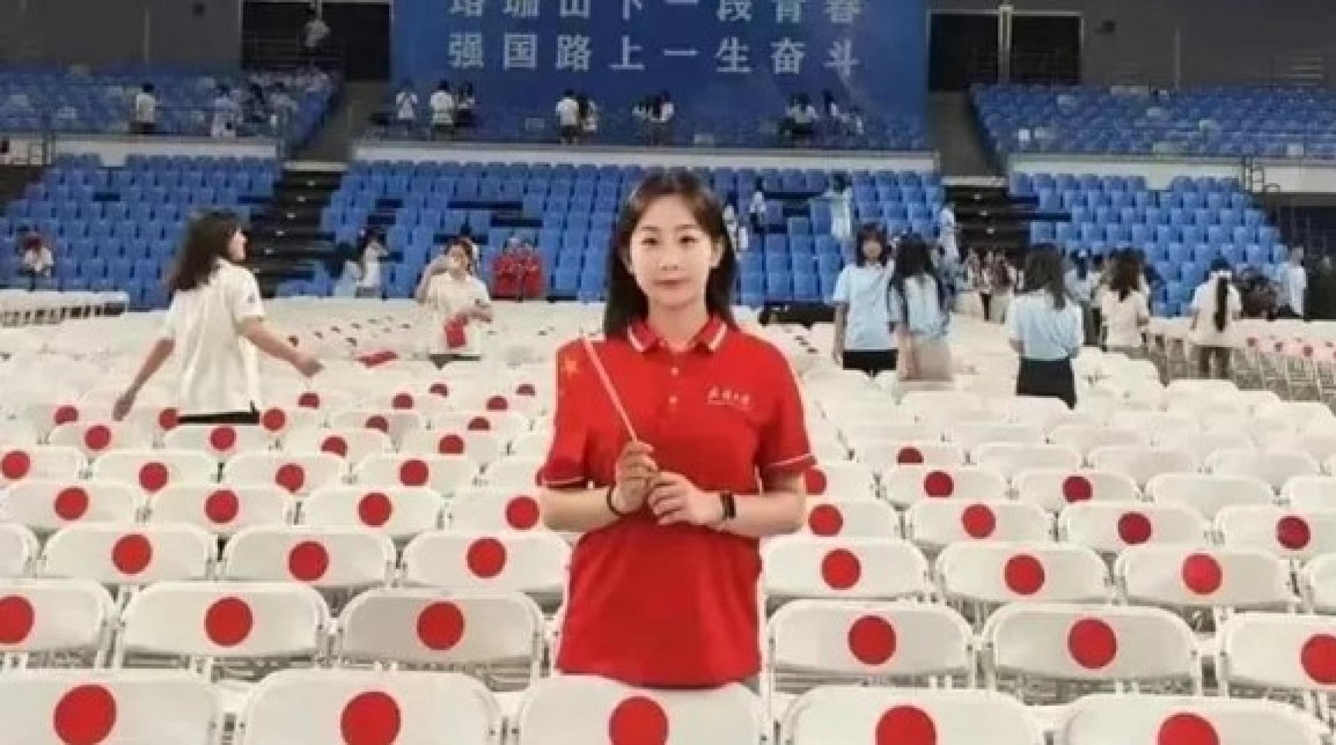 白椅贴红纸让有些人联想到日本国旗。