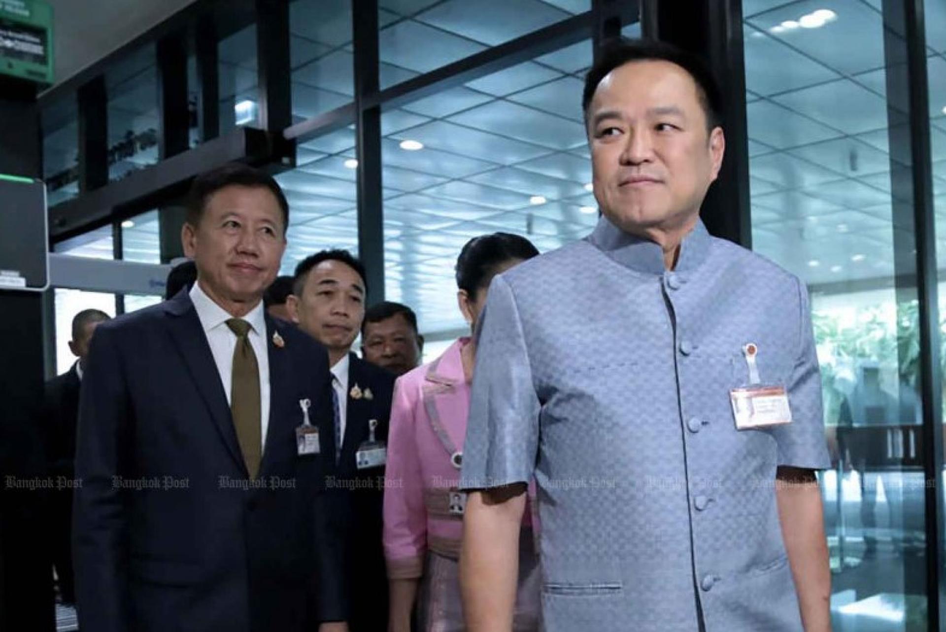 泰自豪党领袖阿努廷·查恩维拉古（右）于上周四抵达国会大楼。