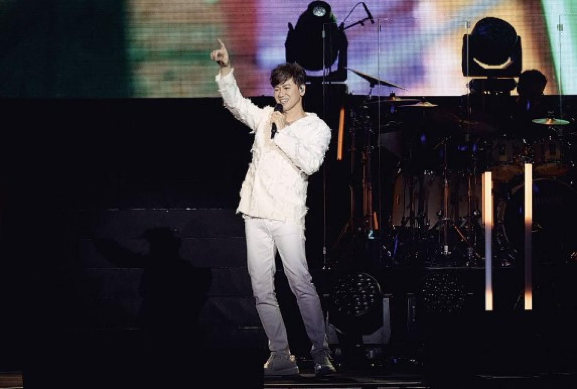 李圣杰站在云星剧场舞台，演绎完整版的首本名曲《痴心绝对》，让歌迷惊喜万分。