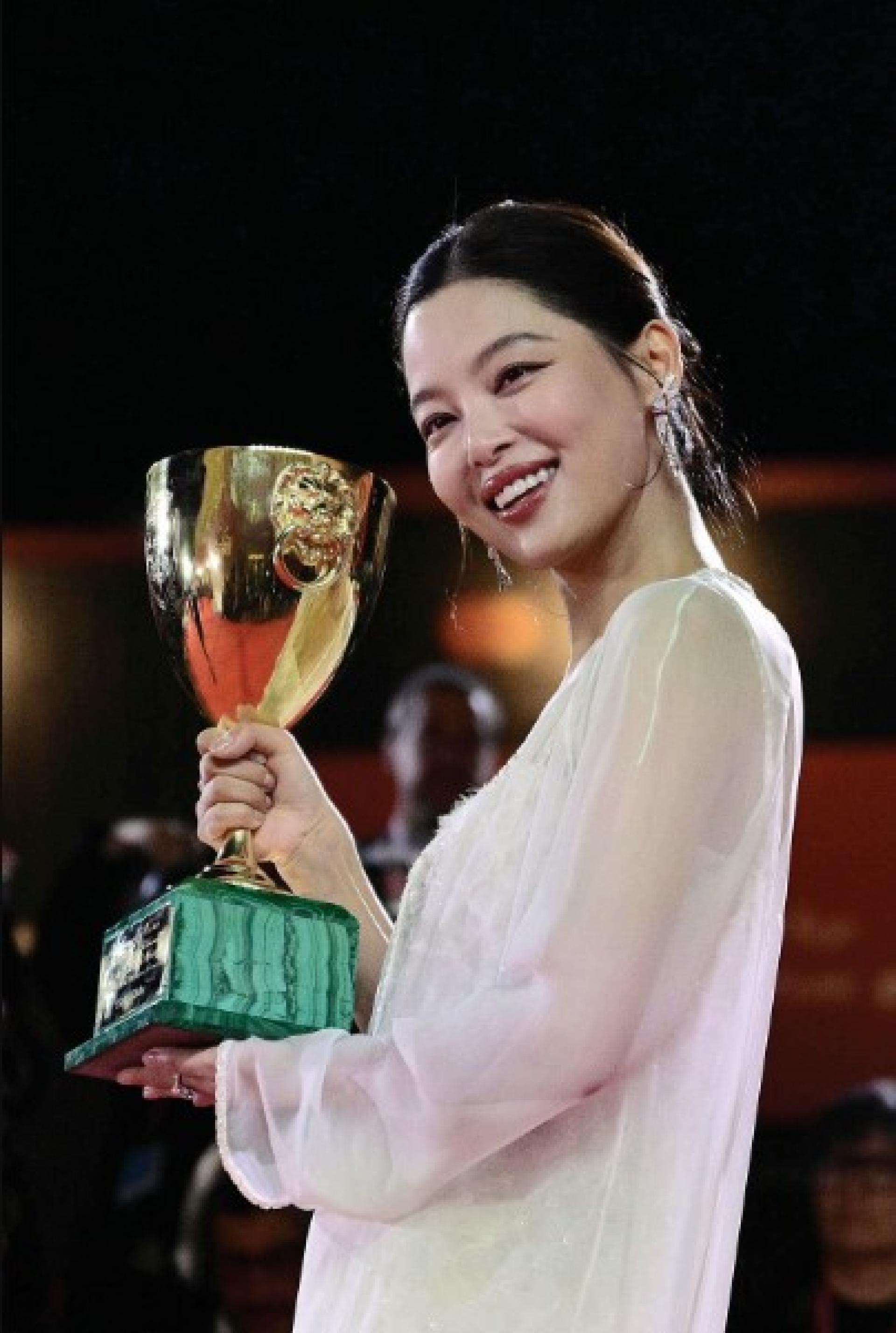 辛芷蕾高举威尼斯影后奖座。