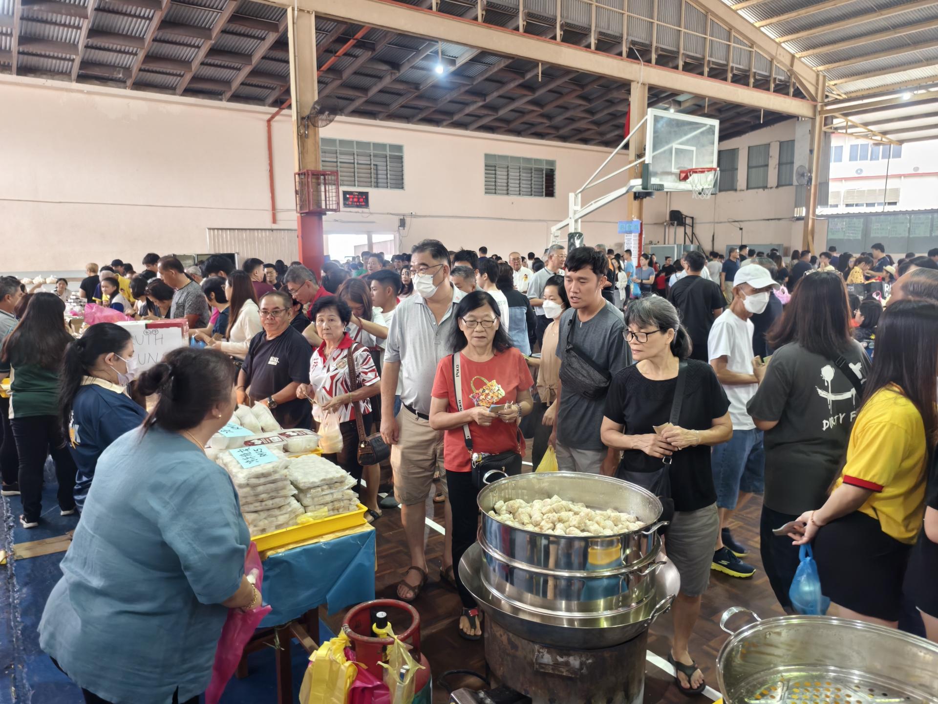 培中“情牵培中”义卖售卖各色各样的美食，吸引大批民众前来支持。