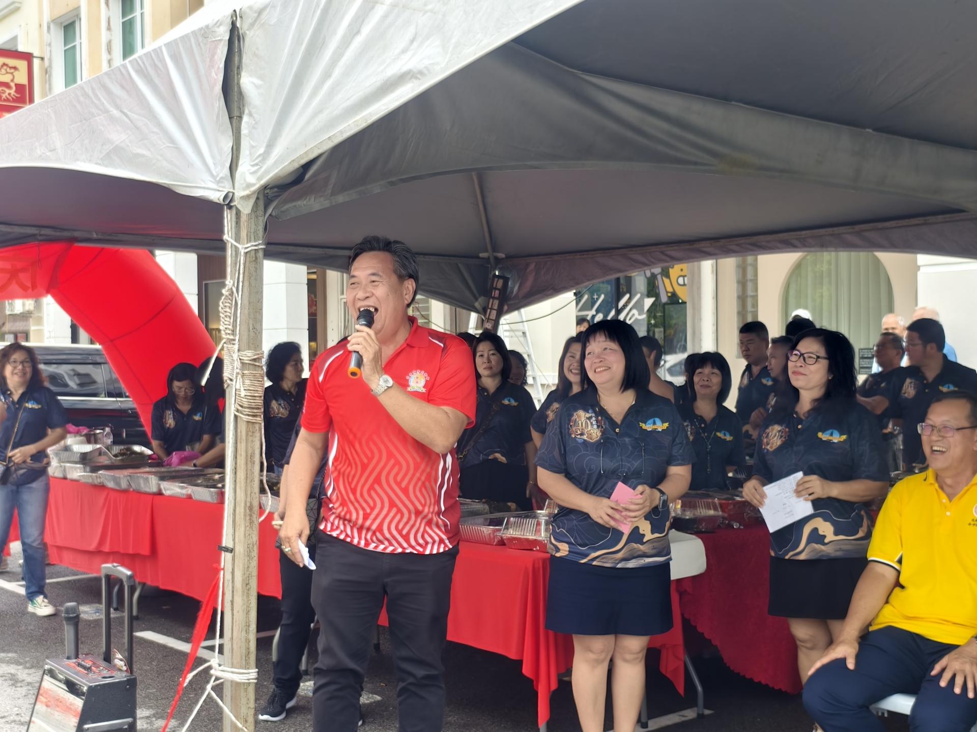 马来西亚会宁总会总会长拿督廖志明的代表总会署理会  长江幼德致词。