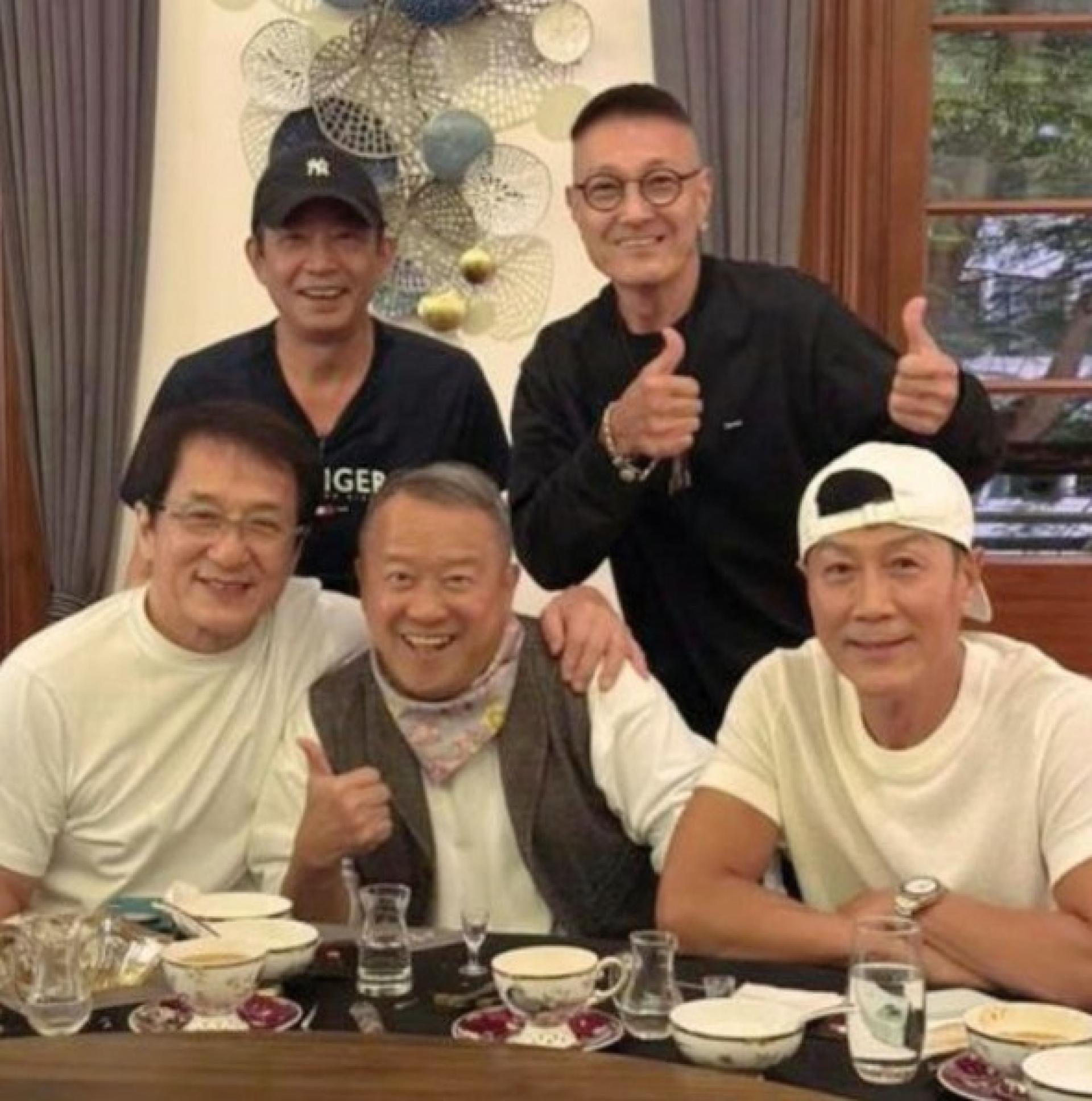 卢惠光（后排右）与成龙（前排左起）、曾志伟、林国斌聚会。