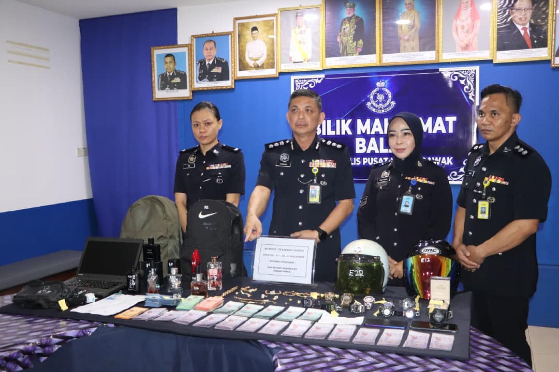 美里警区主任李炳强助理总监（左2）表示，美里警方成功瓦解一个活跃在市区的爆窃集团，并逮捕5名本地男子，同时起获部分失窃财物。