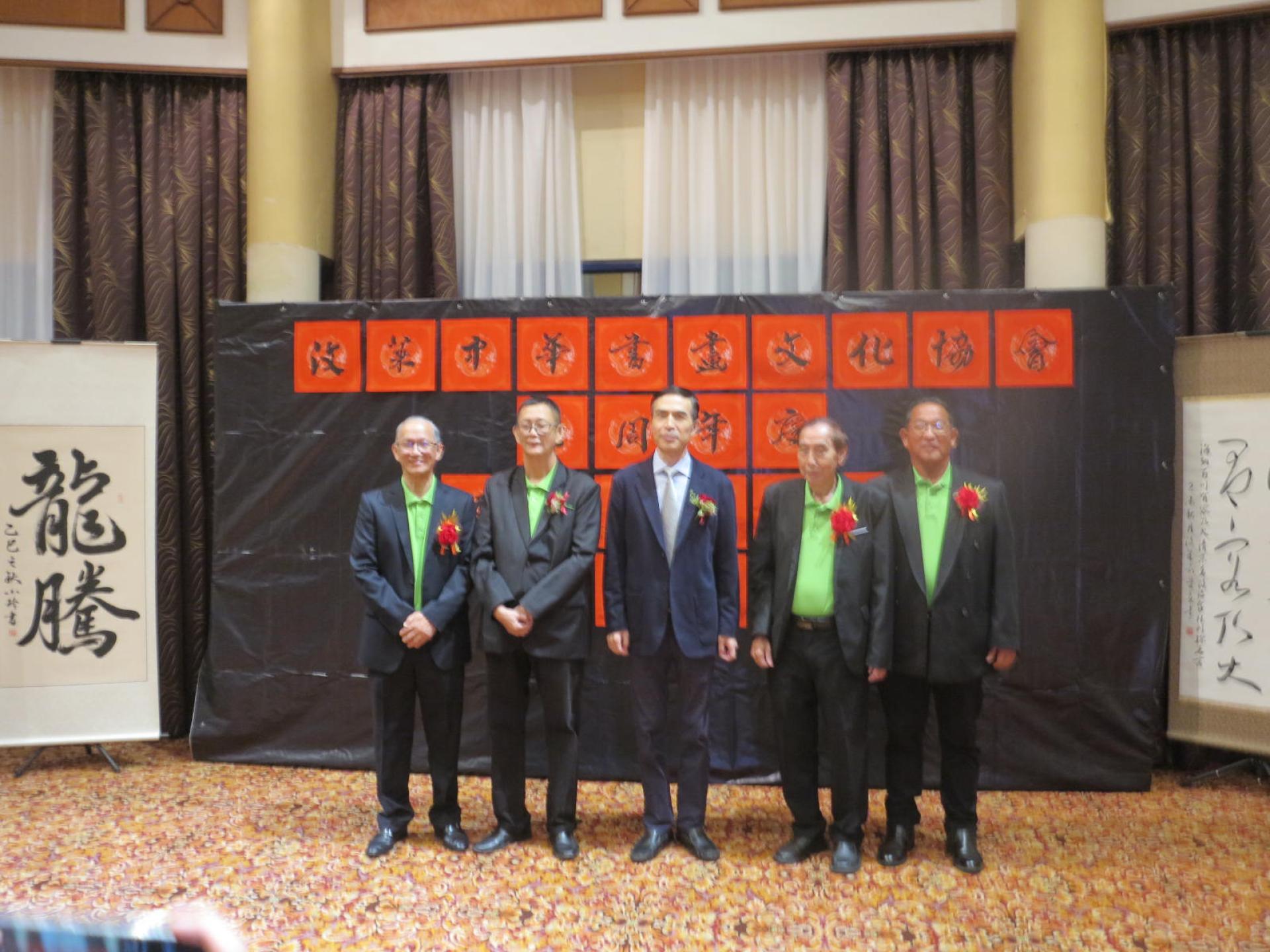 肖建国大使抵步后与文协会长杨镇声、署理会长俞庆在律师、副会长包平生、副会长许信等合影