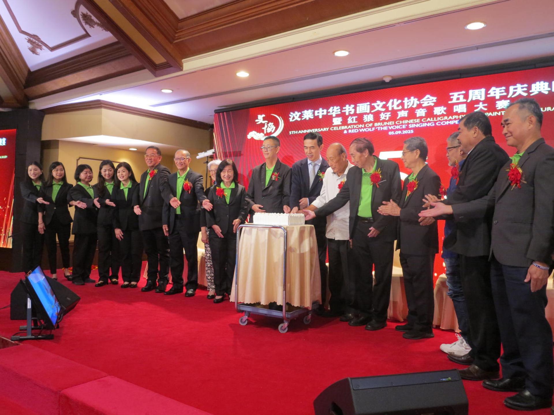 肖建国大使、丕显甲必丹拿督吴景进、文协会长杨镇声及该会理事共切5周年庆蛋糕