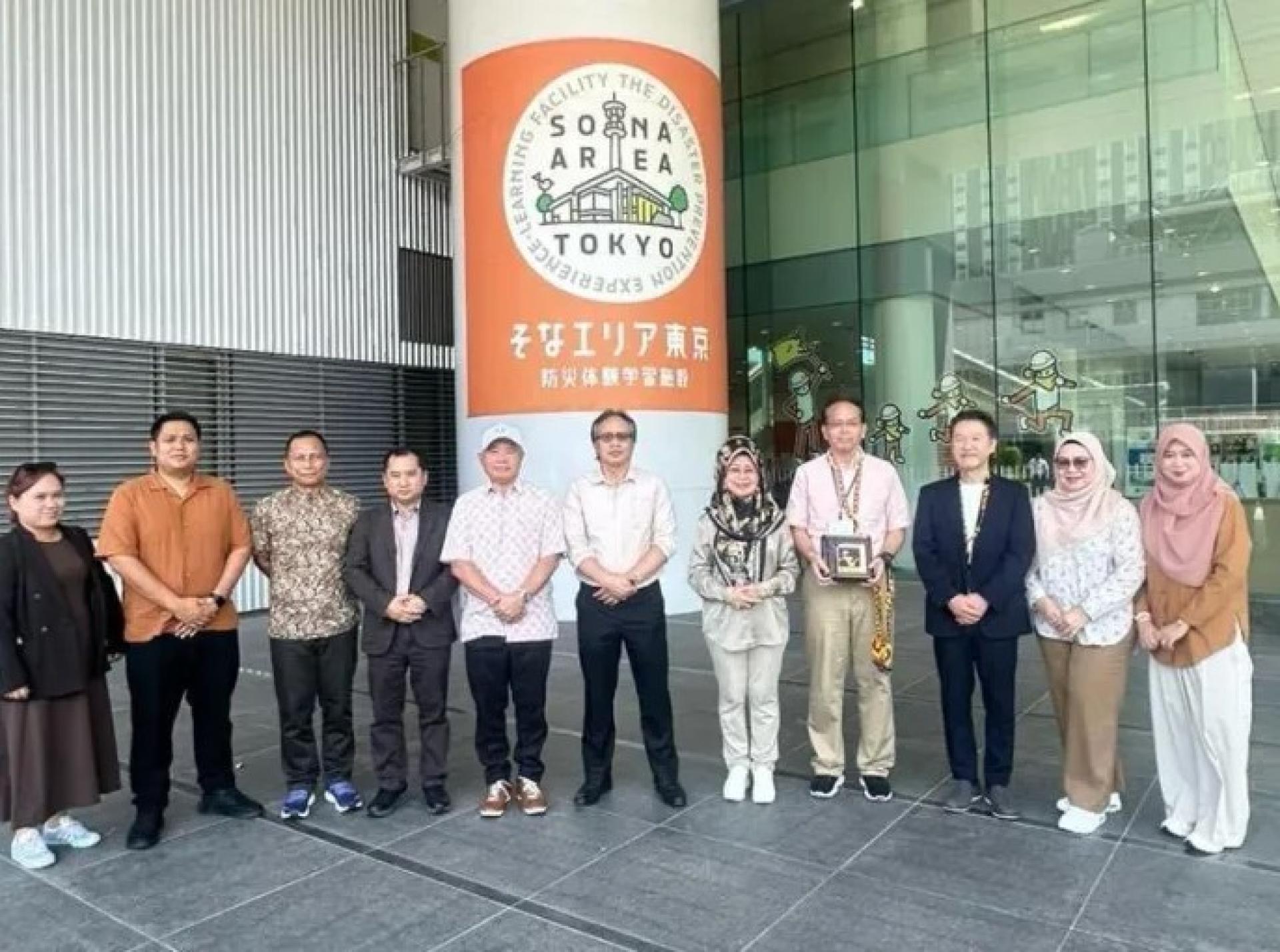 陈赛明（右5）与随行代表在东京访问时合影。