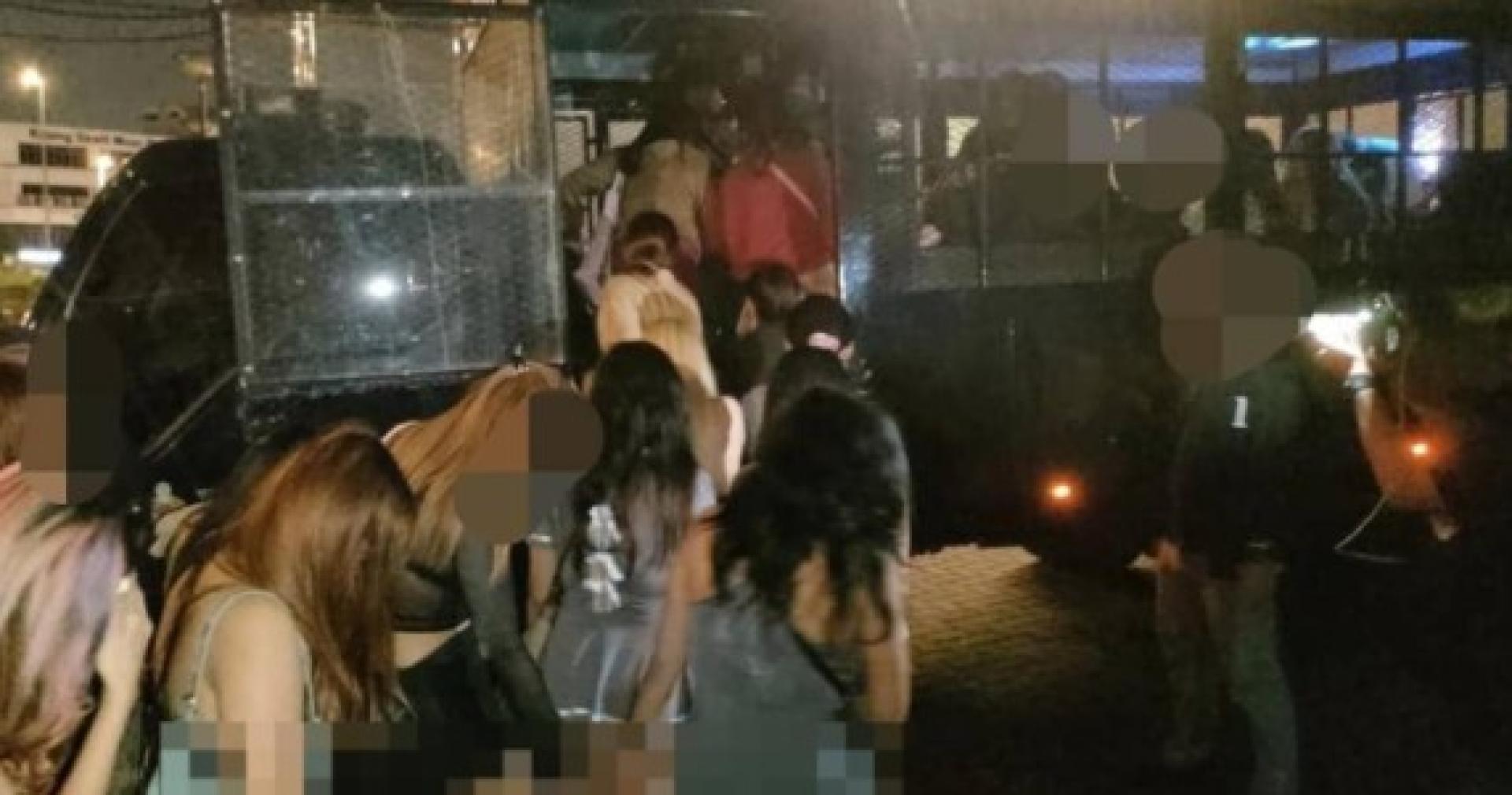 移民局突袭行動，逮捕涉及卖淫活动的外籍男女。