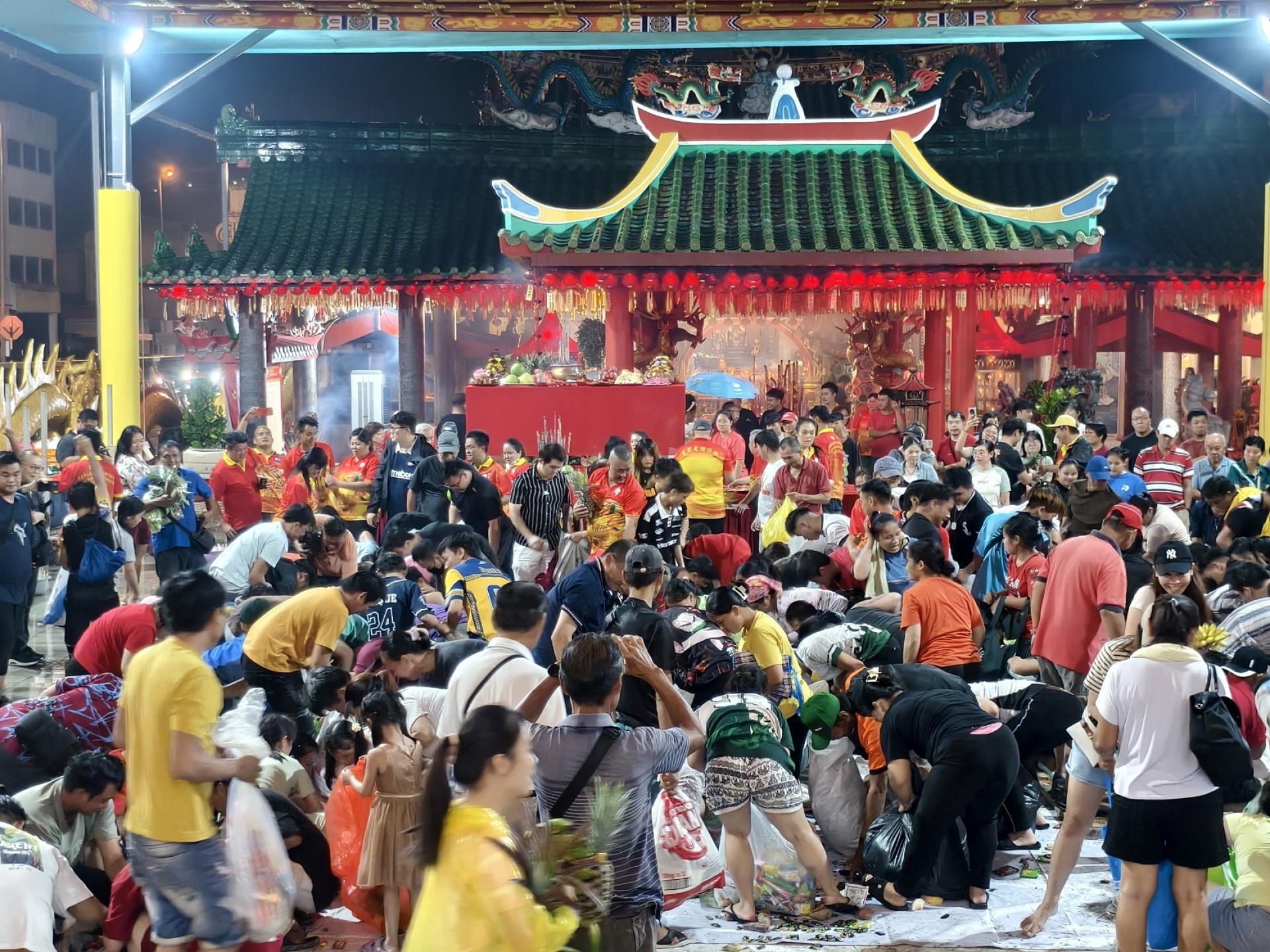 美里大伯公庙抢孤于每年的农历7月15日举办，民众蜂拥庙宇抢祭品，将眼前的供品一扫而空。
